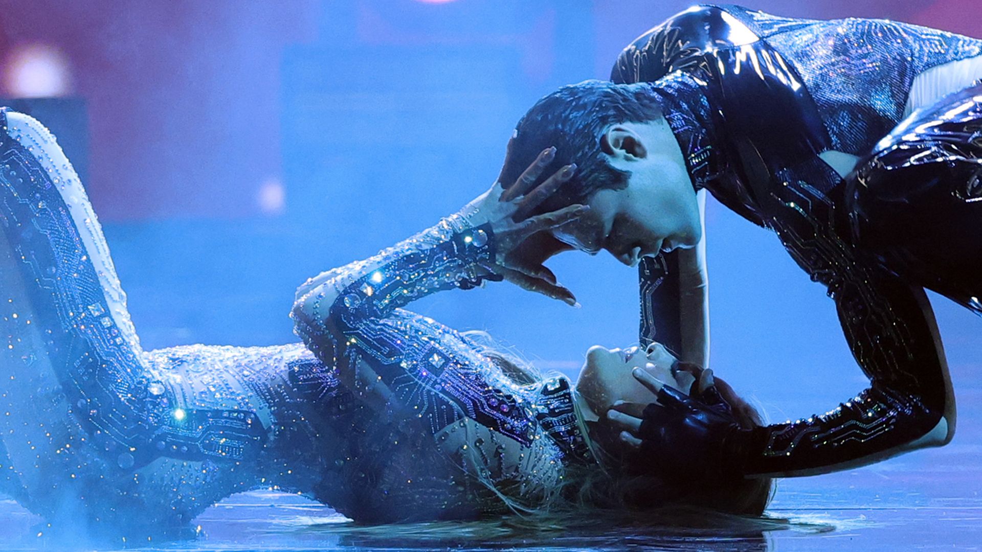 Jennifer Lopez: su candente opening en los AMA's con beso incluido a sus bailarines | ¡HOLA!