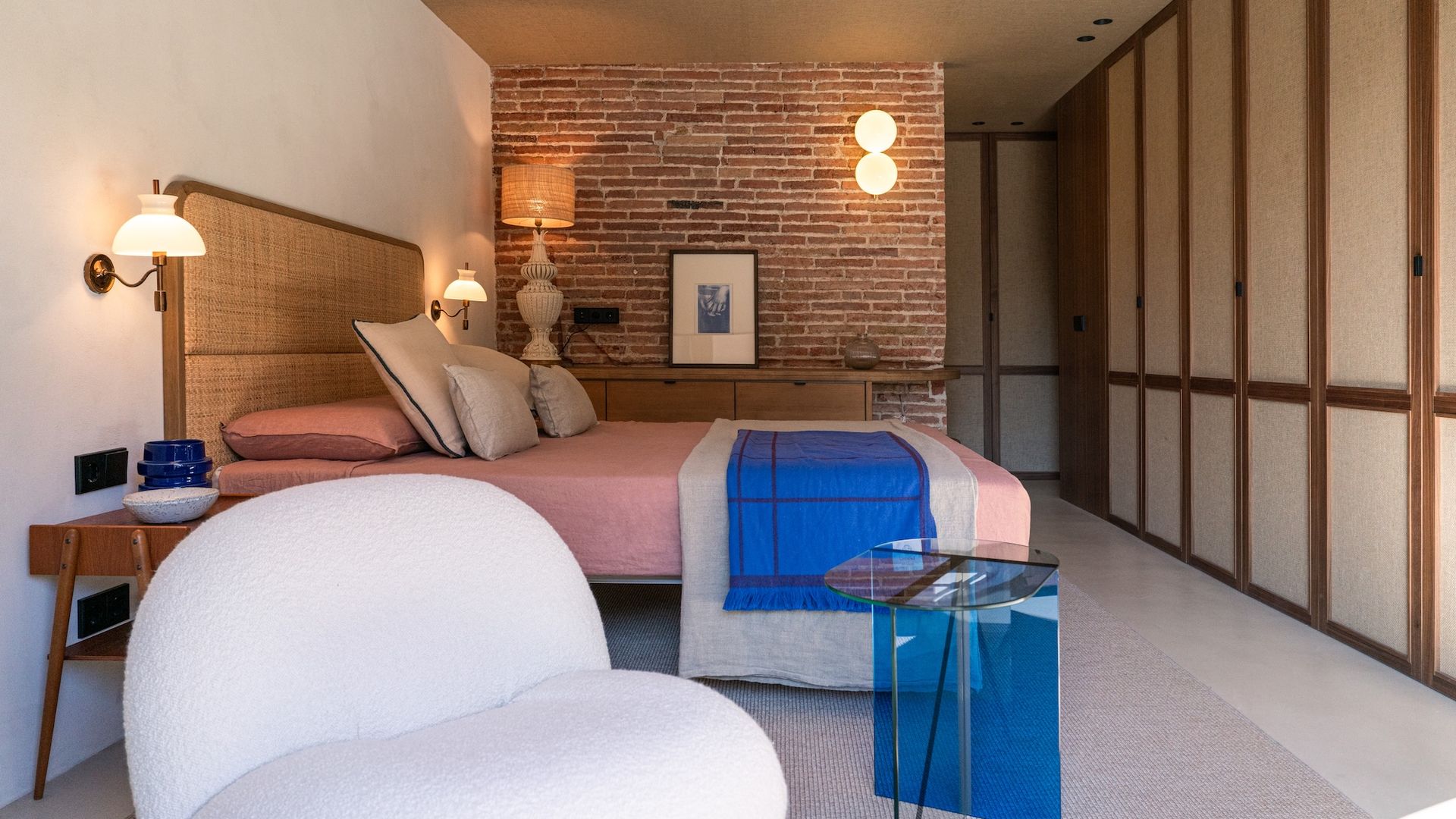 Dormitorio con pared de ladrillo.