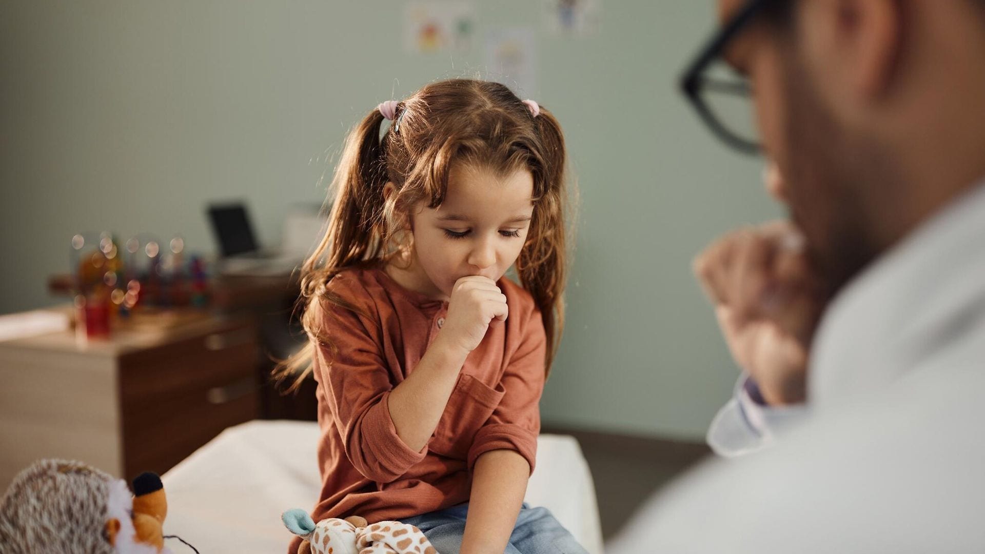 ¿Es necesario acudir a urgencias si un niño tiene laringitis?