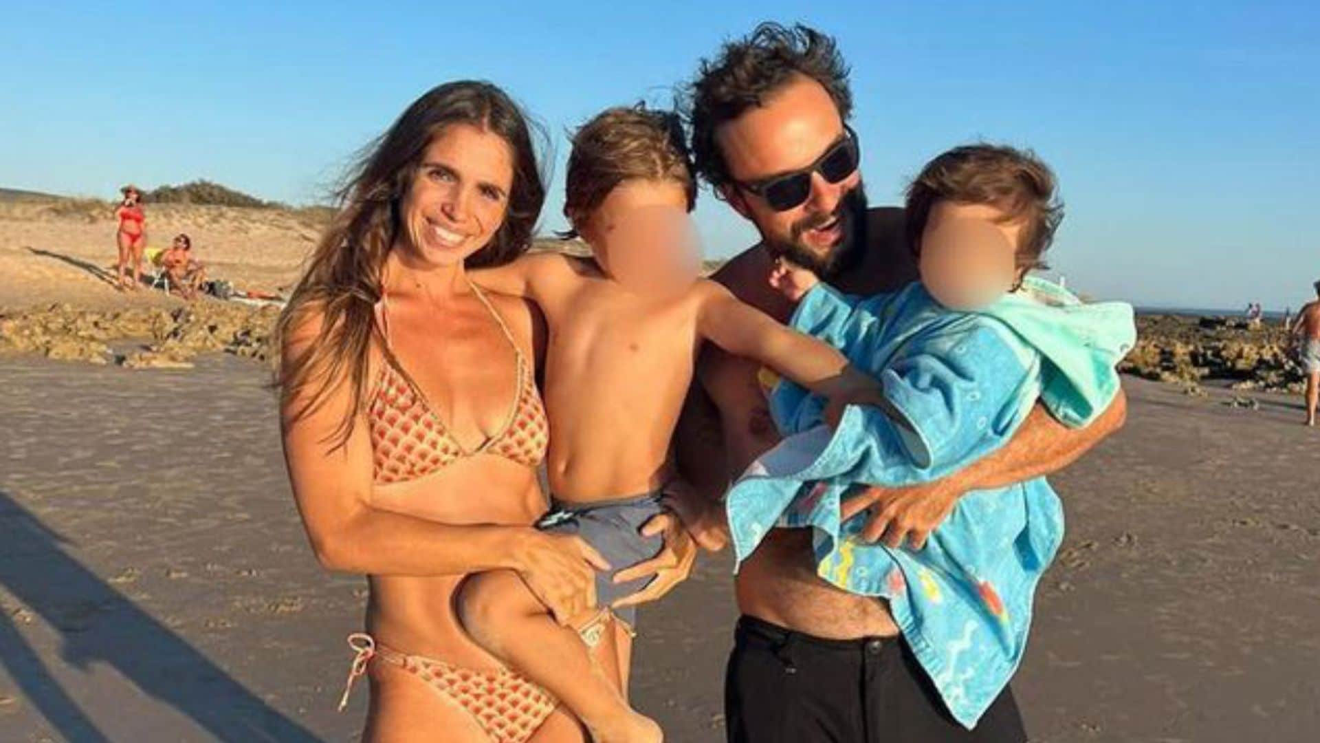 Las imágenes más familiares de Elena Furiase de vacaciones con su marido y sus hijos