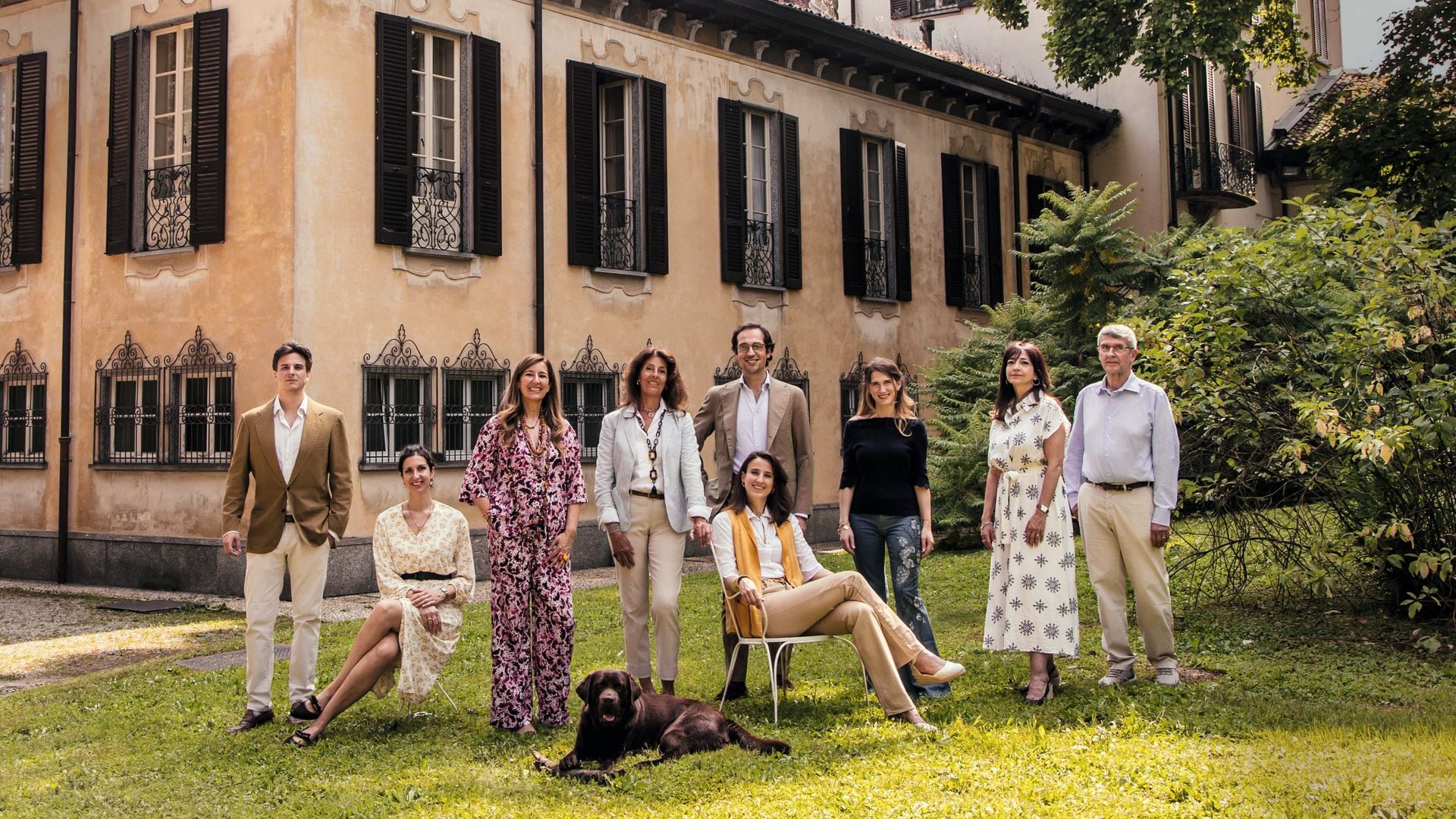 Benedetta Tagliabue (con "look" estampado en fucsia y blanco) posa en el jardín de Villa Giovio della Torre con parte de sus hermanos y sobrinos. A su izquierda, sus sobrinos Clemente y Benedetta. A su derecha, su hermana, Francesca; su sobrina Clio con su marido, Tomaso; Sofía —novia de Clemente—, y su hermano, Reinaldo, con su mujer, Angioletta