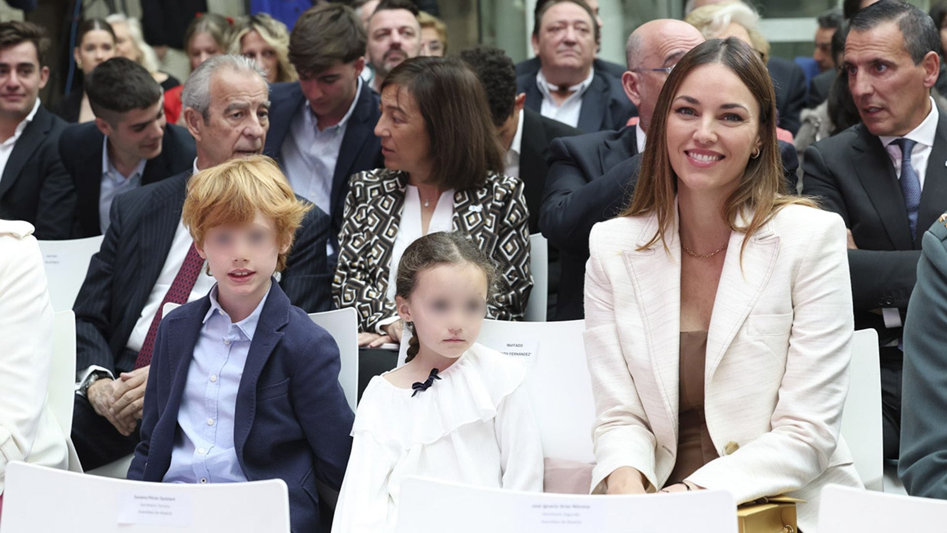 Helen Lindes y sus hijos, muy orgullosos de Rudy Fernández, que ha recibido un reconocimiento a escasas semanas de su retirada