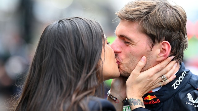 Primer plano del beso de Max Verstappen y su novia Kelly Piquet tras una carrera
