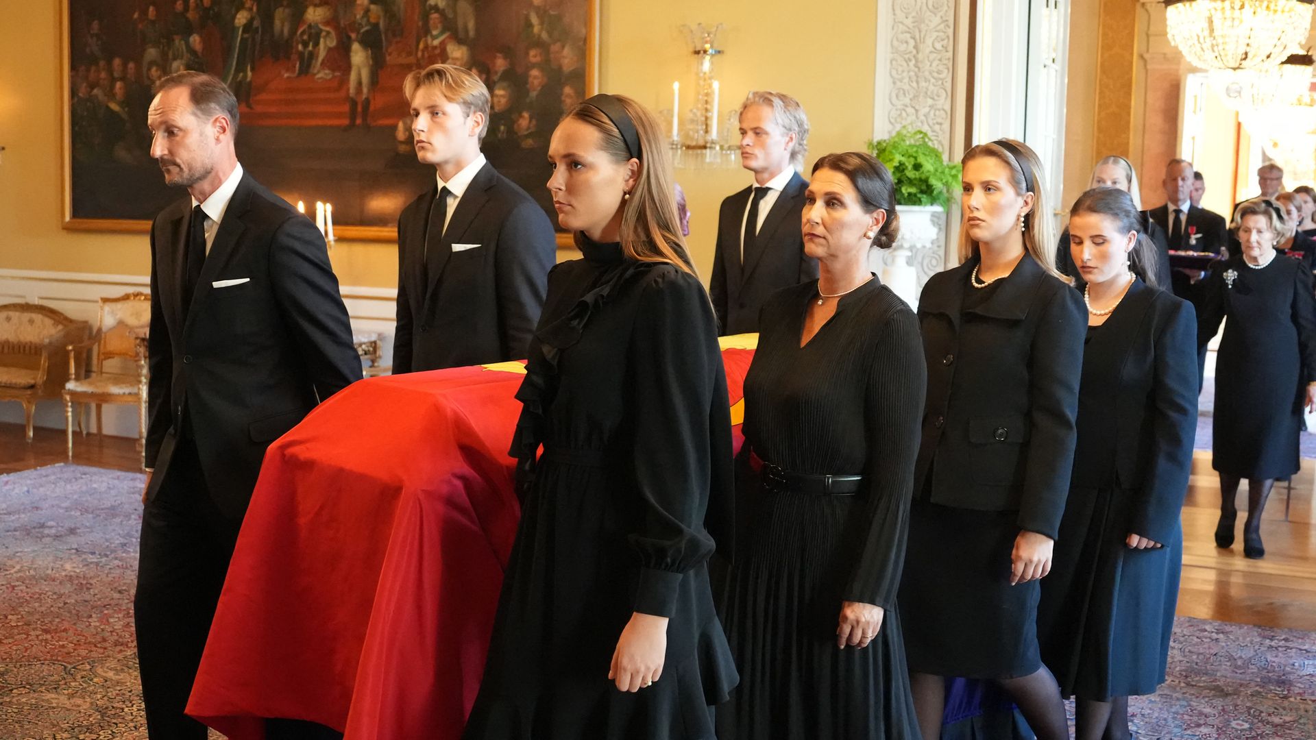 El féretro de Harald V de Noruega es trasladado a la Capilla Real