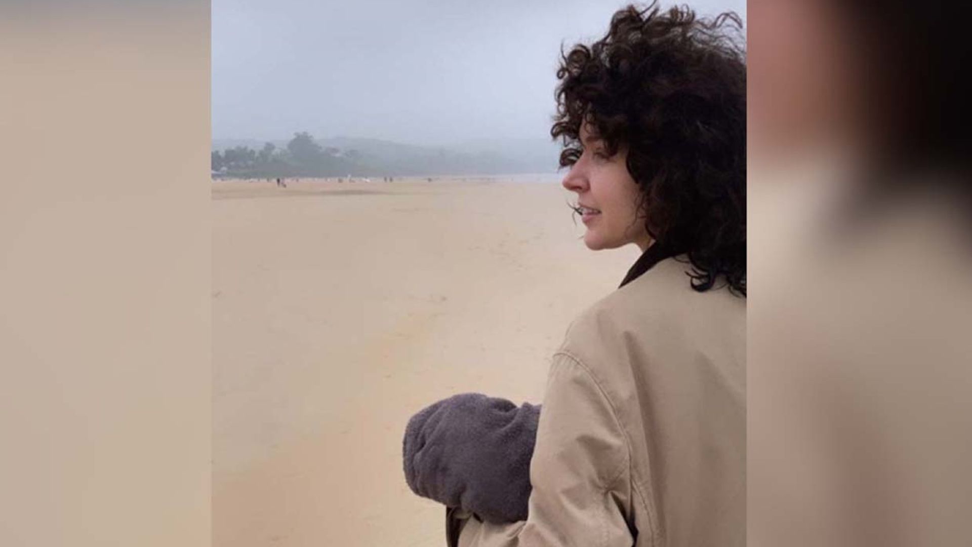 Brianda Fitz-James Stuart bromea sobre cómo su pareja protege a su hija en su primer paseo por la playa