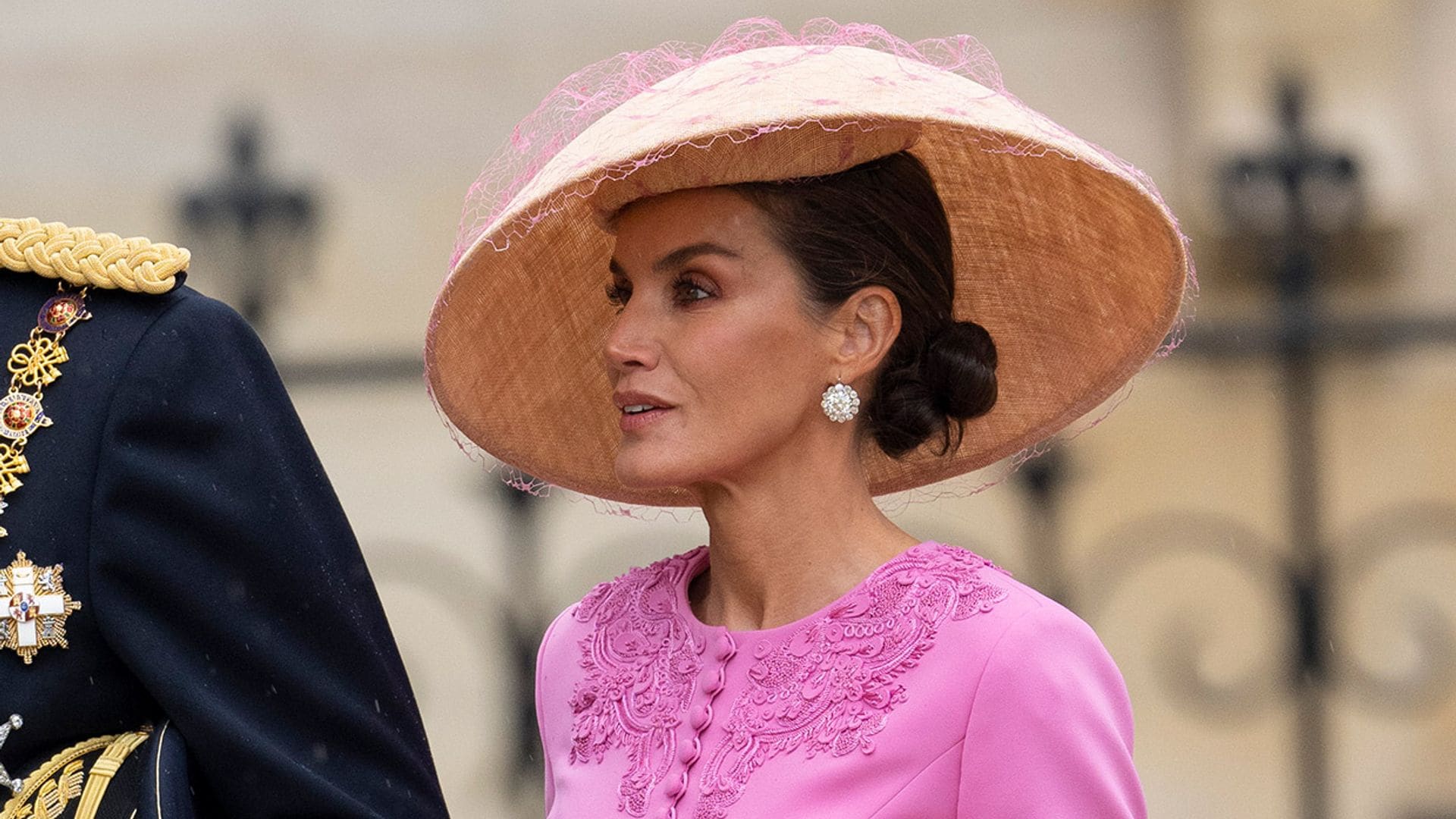 La prensa internacional alaba el elegante look de la reina Letizia en la coronación de Carlos III