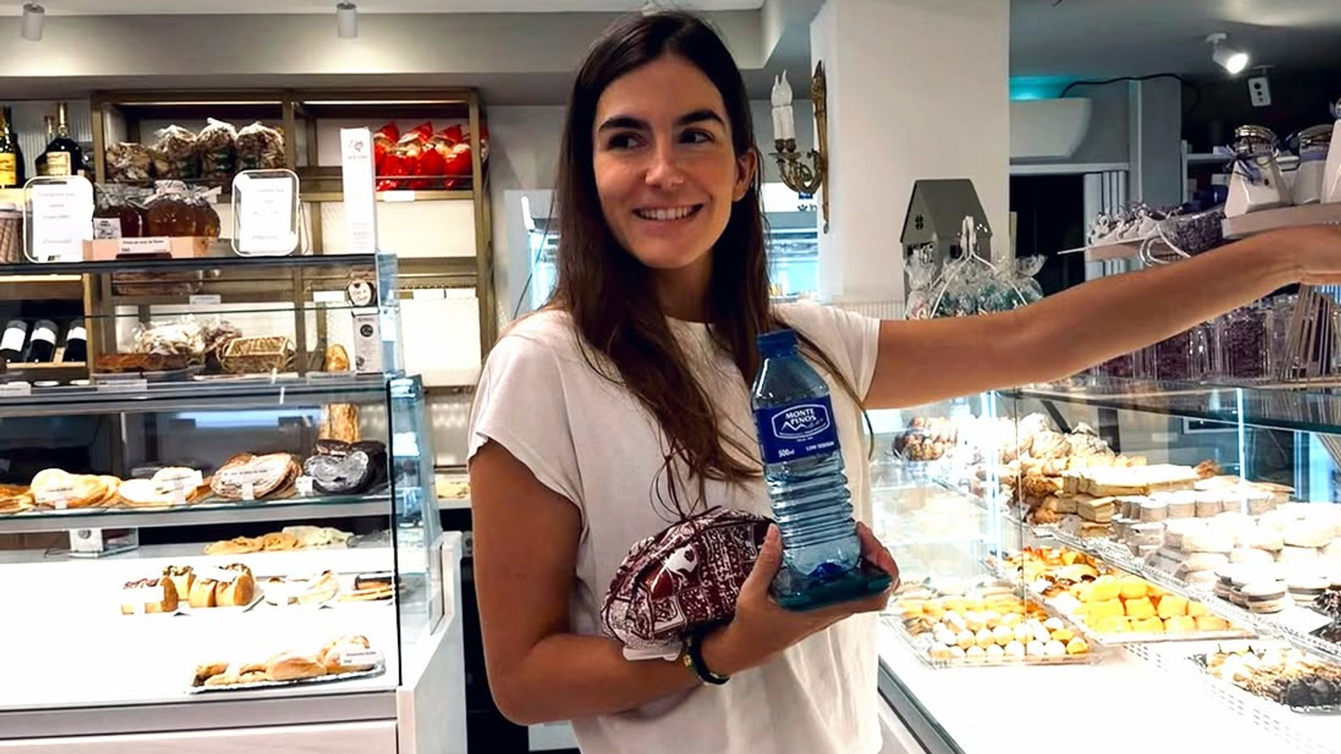 Blanca Llandres se suma a los vaqueros que triunfan entre las jóvenes madrileñas: tiro bajo, tachuelas y estrellas en los bolsillos