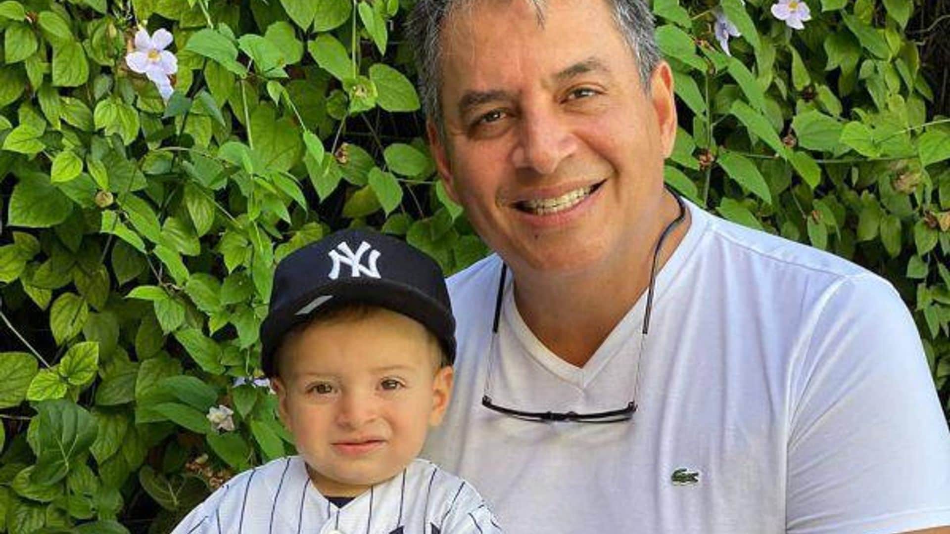 Daniel Sarcos enseña a su hijo a hablar inglés sin olvidar sus raíces latinas
