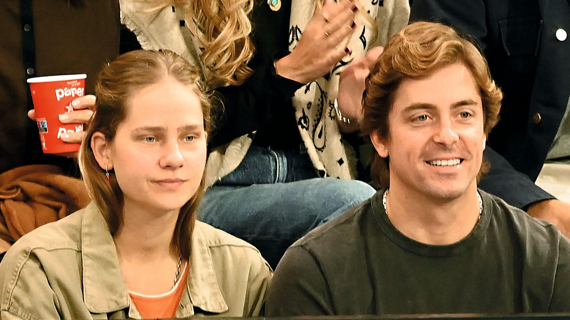 Irene Urdangarin y Fernando Echevarría en las gradas del Palacio de los Deportes de Granollers (Barcelona), animando a Pablo Urdangarin