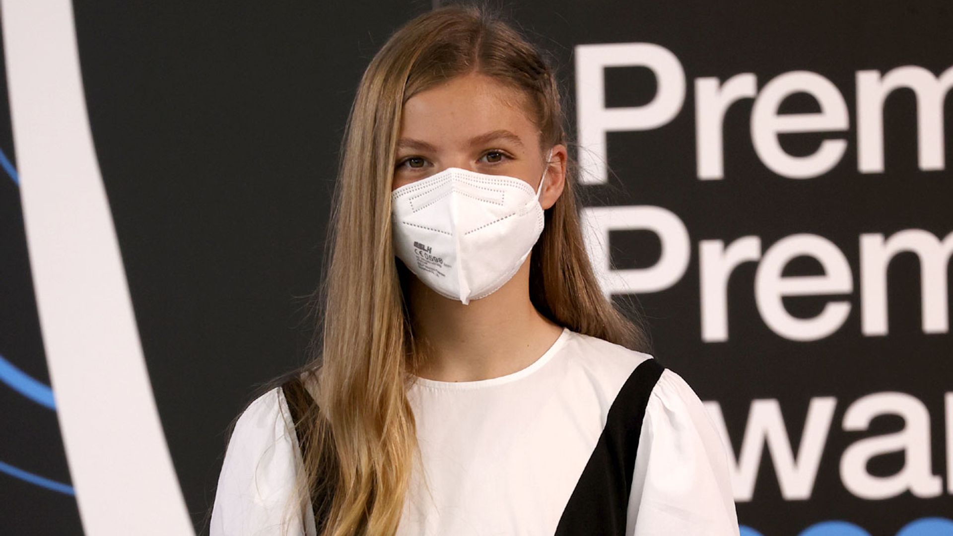 La infanta Sofía transforma su imagen con look bicolor y 'oversize'