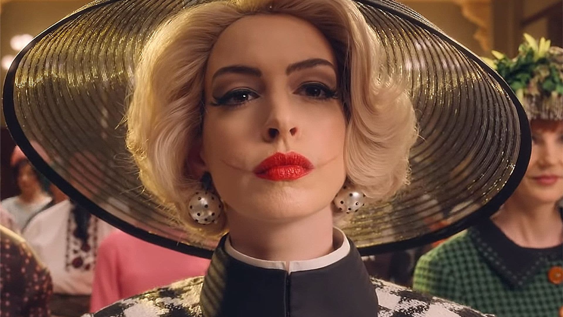 Anne Hathaway se deshace de su imagen de niña buena y te sorprenderá convertida en una 'gran bruja'