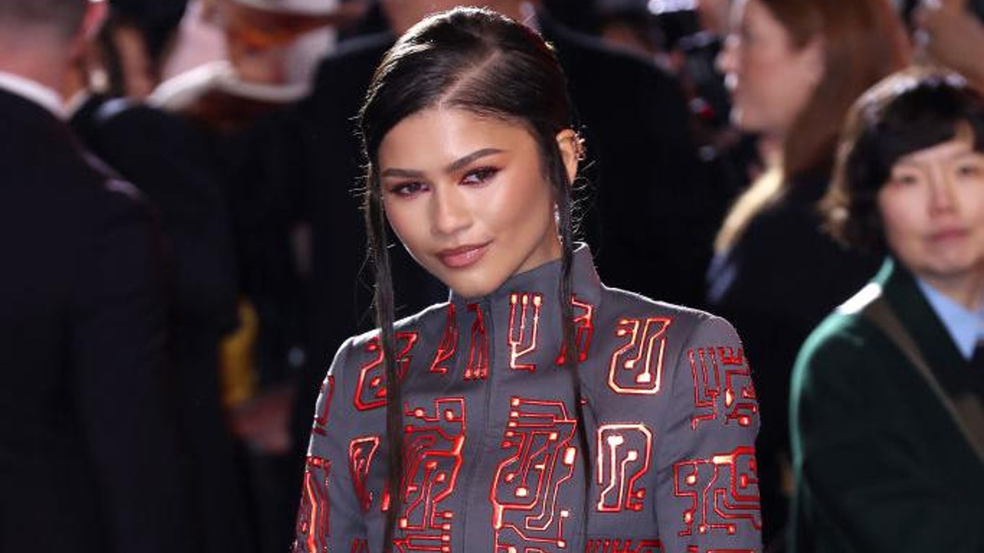Zendaya sorprende en un ‘look’ de archivo de Givenchy en Seúl
