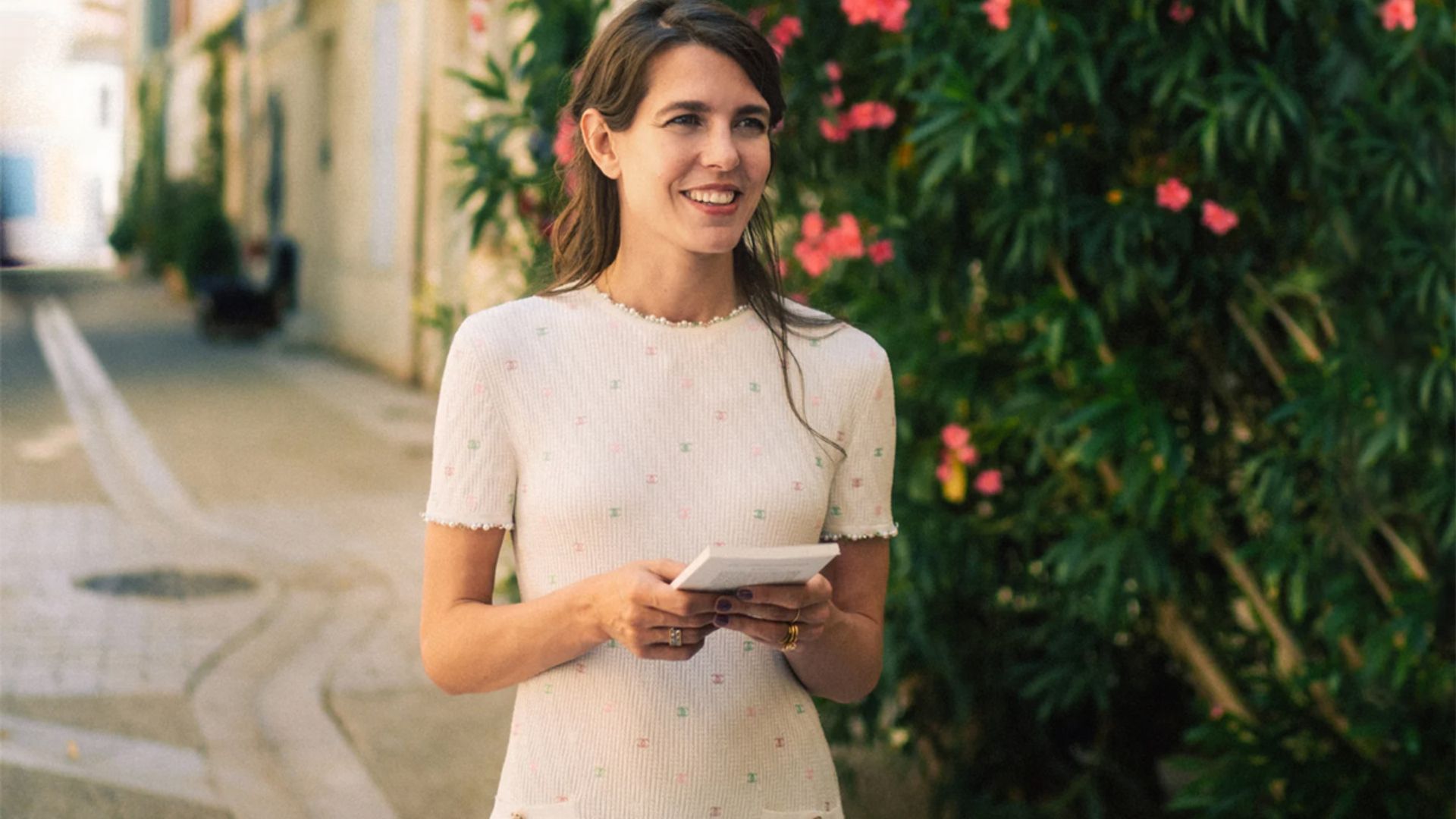 El minivestido de punto de Carlota Casiraghi, un diseño francés que combina con bailarinas y tacones