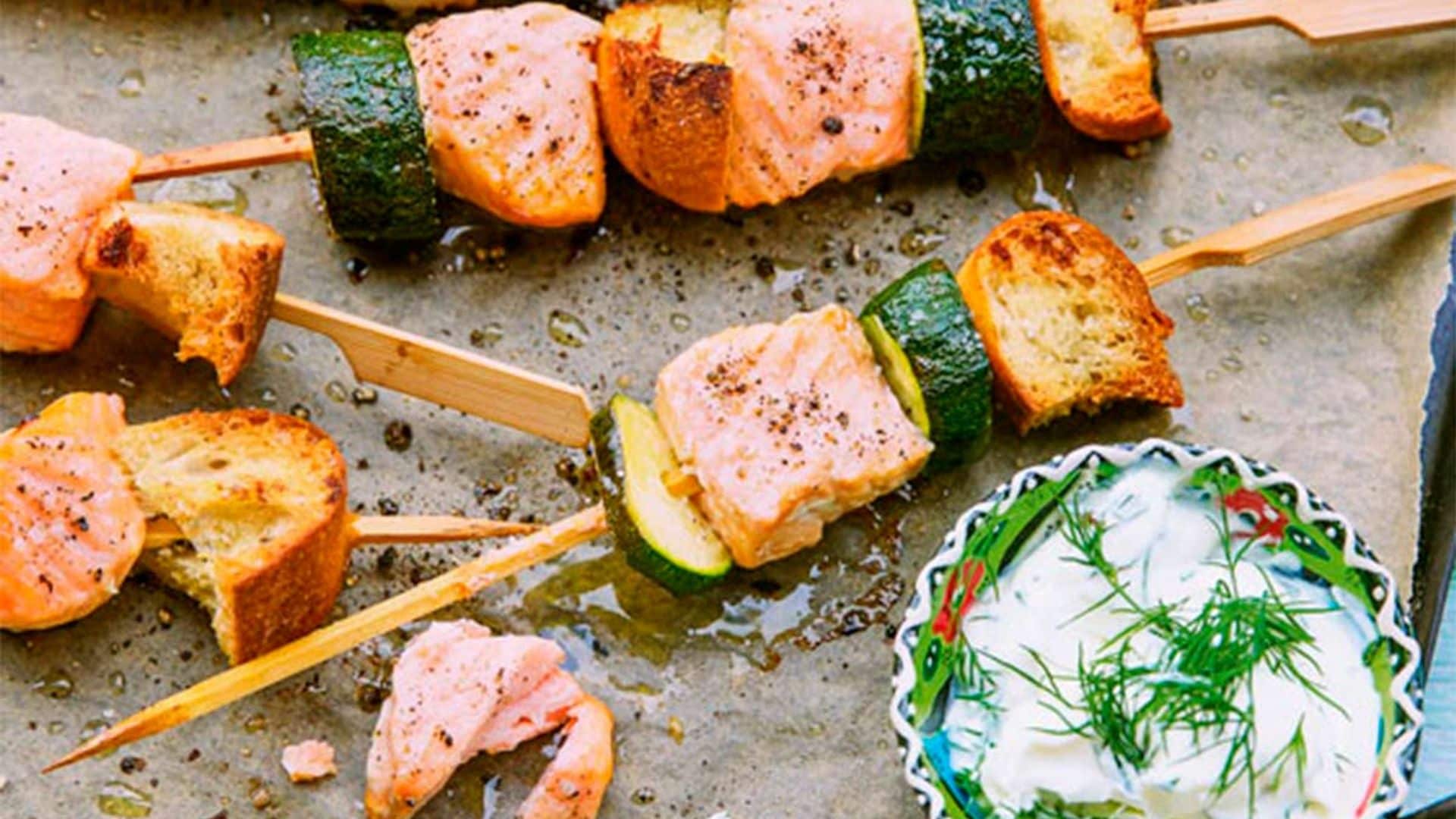 Brochetas de salmón con calabacín y salsa de eneldo