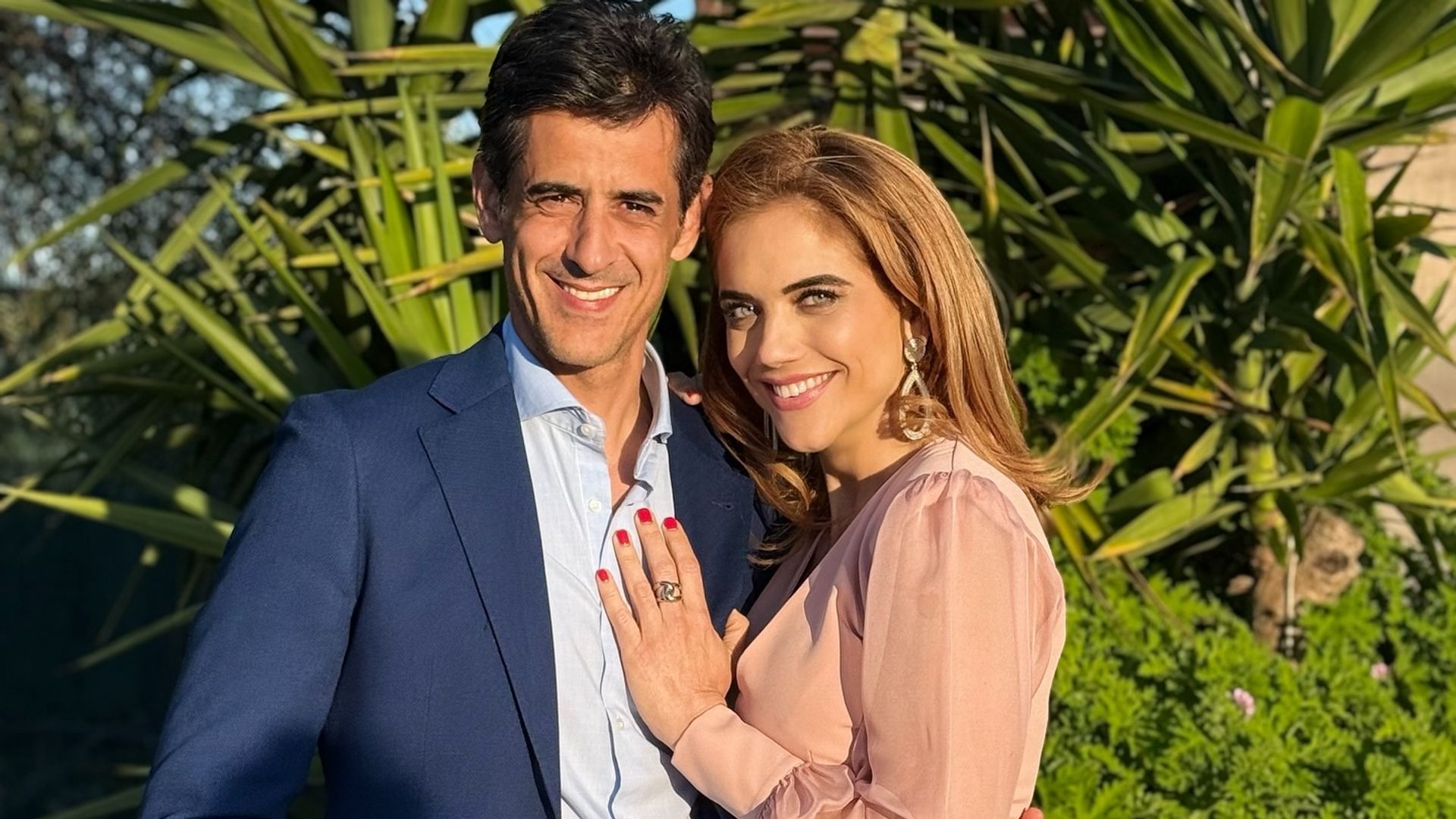 Víctor Janeiro y Beatriz Trapote posan abrazados