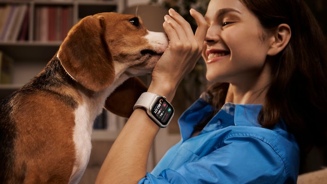 Una chica usando el Huawei Watch D2 junto a un perro