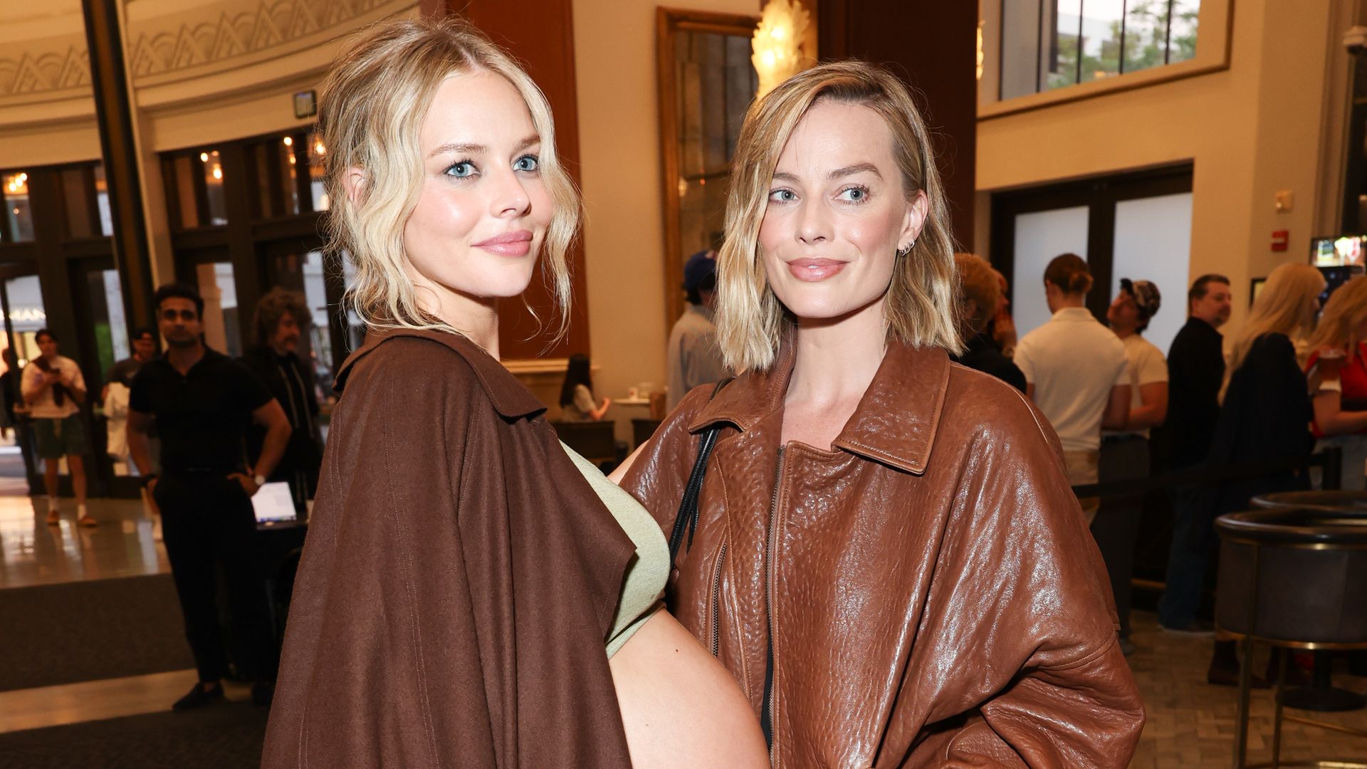 Samara Weaving y Margot Robbie en el estreno de "Ready or Not 2: Here I Come" en Los Angeles, el 16 de marzo de 2026