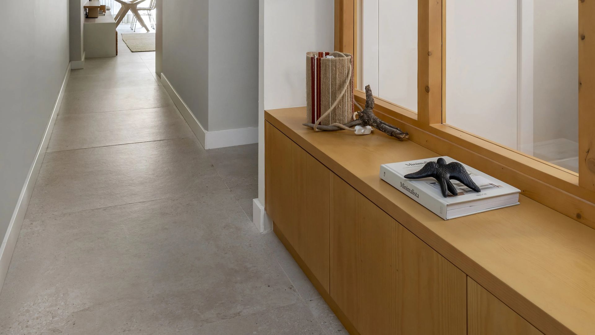 Mueble a medida con banco corrido y cerramiento