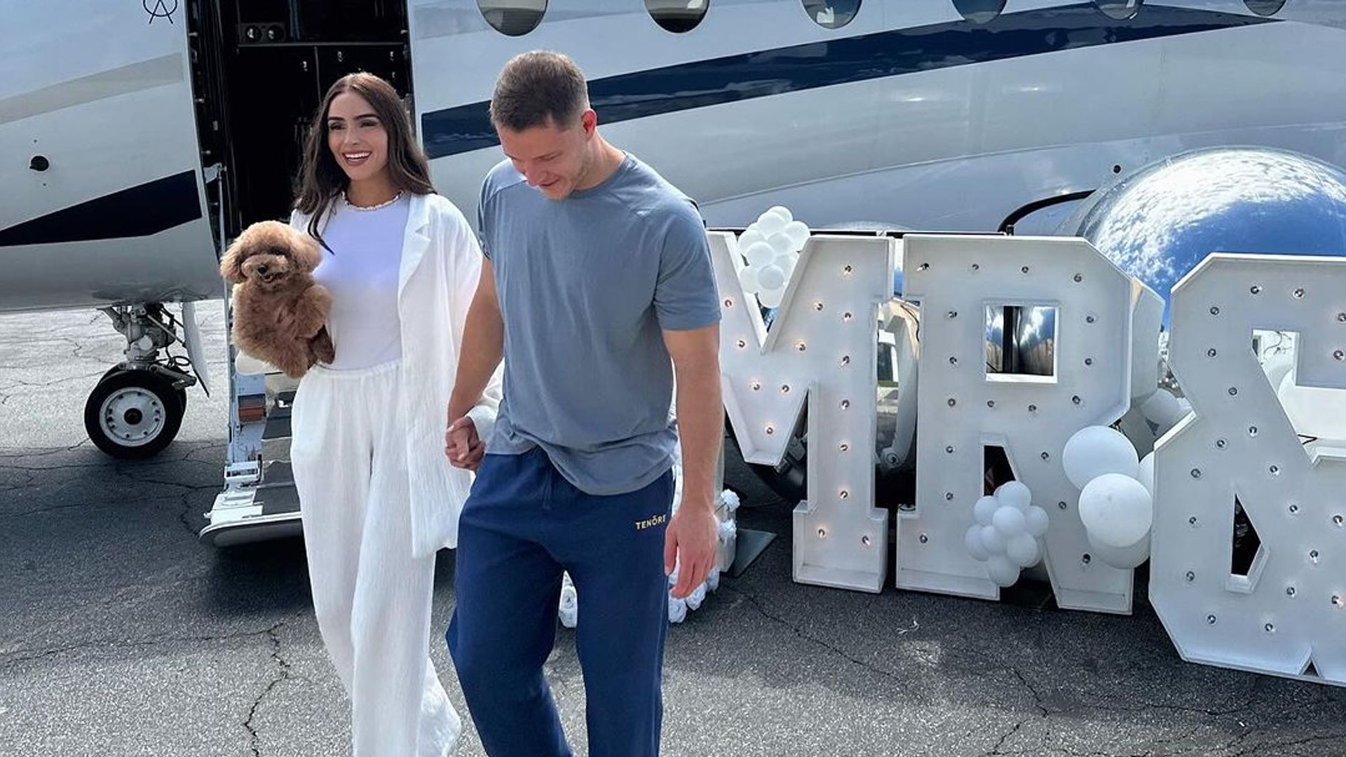 Olivia Culpo y Christian McCaffrey comienzan sus celebraciones preboda en un avión privado