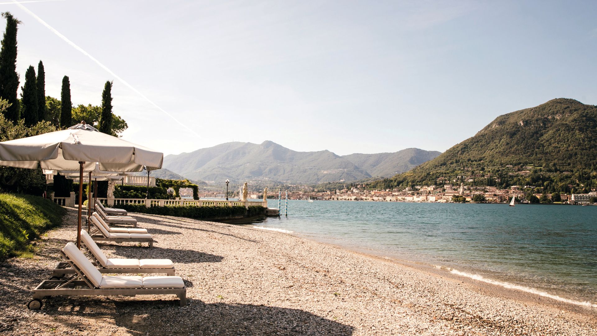 La playa privada de Portesina, situada en el pintoresco municipio de San Felice del Benaco