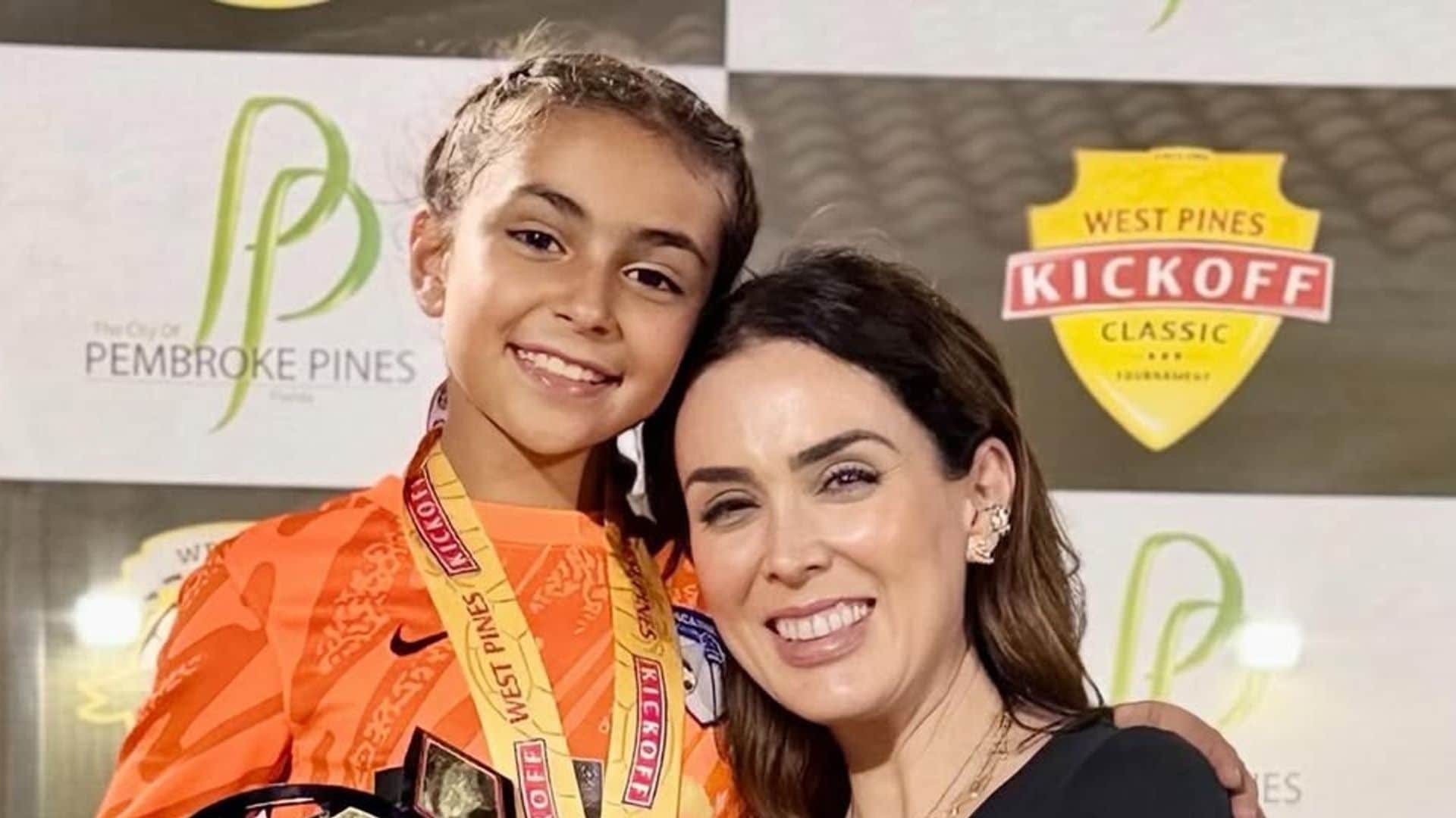 Jacky Bracamontes con la jugadora más valiosa de la final: su hija Renata.