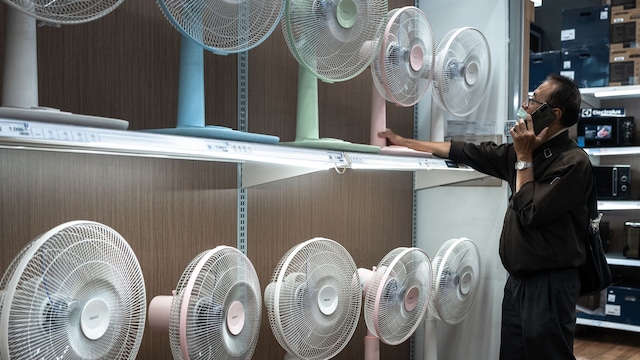Un hombre en una tienda de ventiladores    