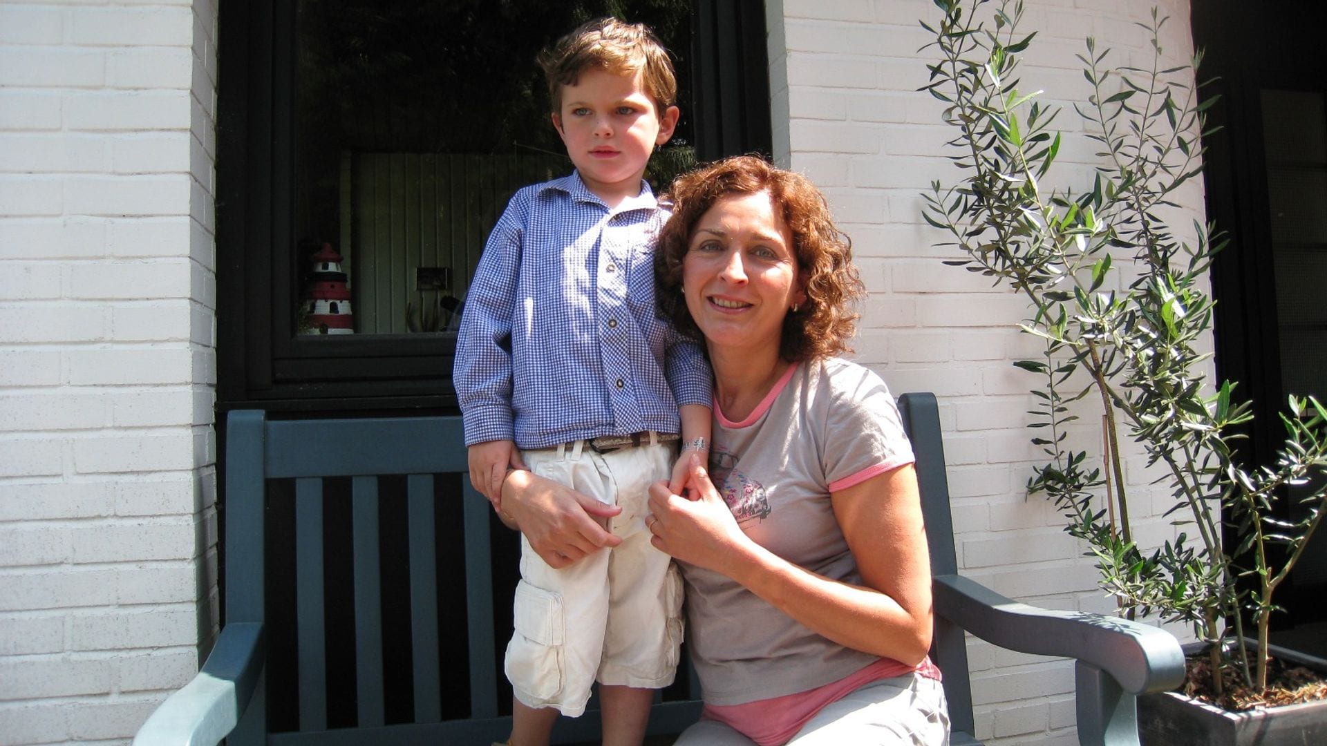 Anabel Cornago, junto a su hijo Erik cuando él era pequeño