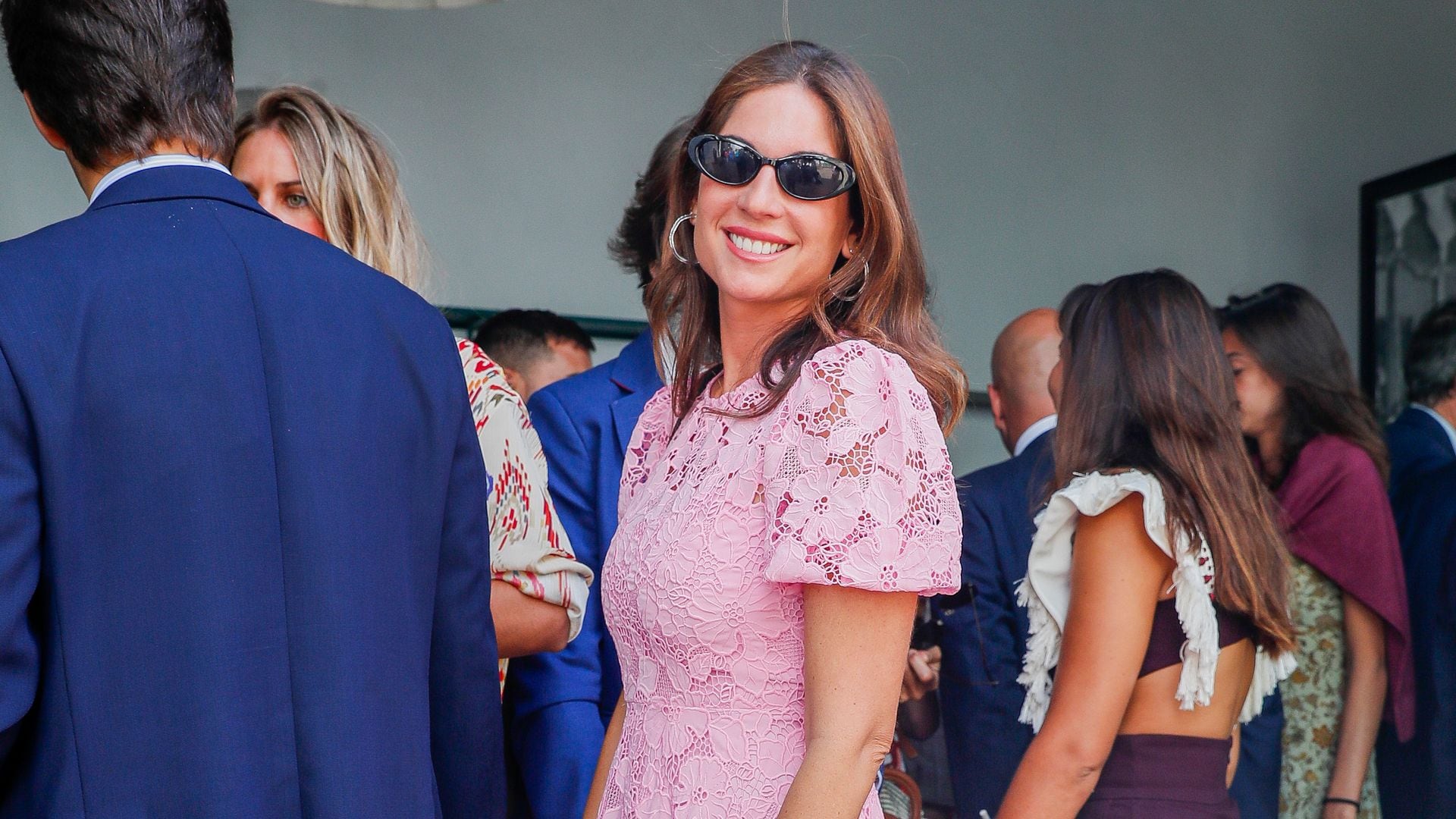 Lourdes Montes, la invitada perfecta en el bautizo de su sobrino con un vestido de encaje que llevó hace dos años en la Goyesca