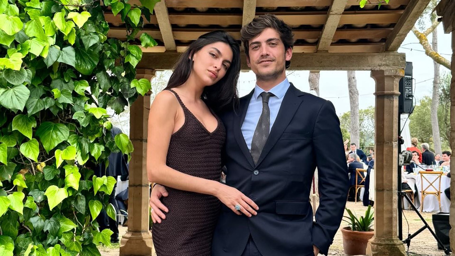 Lucía Rivera arriesga en una boda con un vestido marrón de flecos que ya habíamos visto en Miami