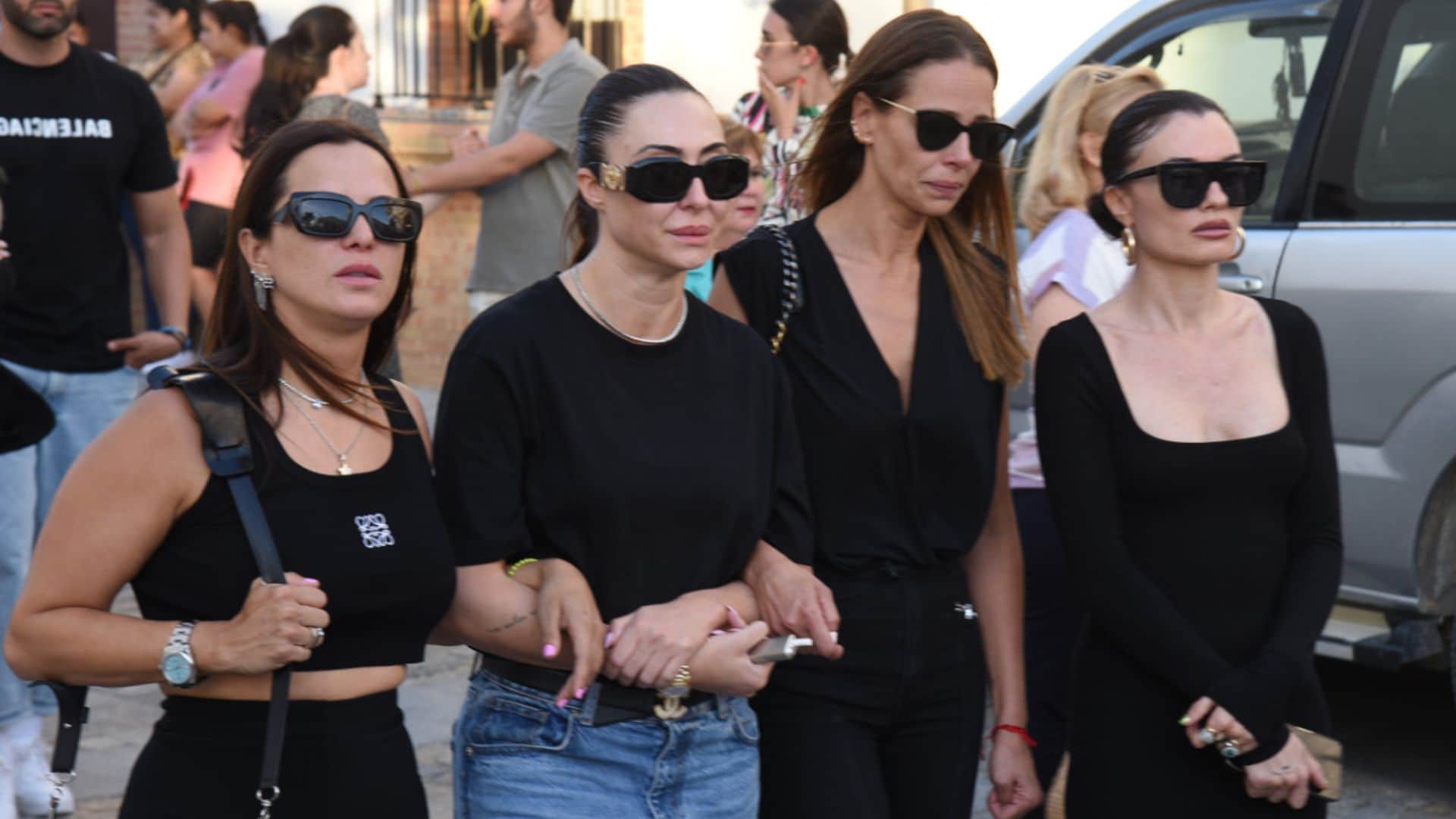 Eva González, desolada en el funeral de Cristo Bañez, al que han acudido Cayetana Rivera y María José Suárez