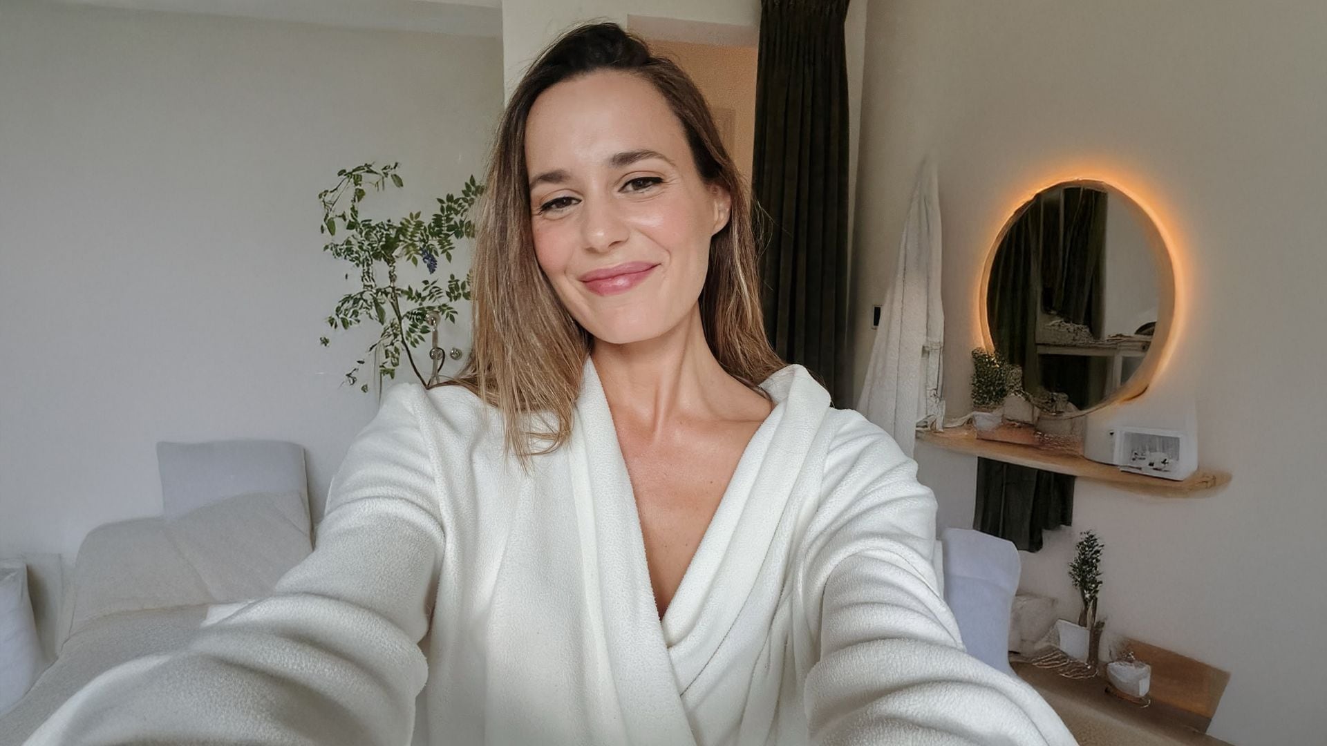 Oksana Kozlo, peluquera de Claudia Osborne: "Aclara su pelo sin decoloración química y solo se lo retoca 3 veces al año"
