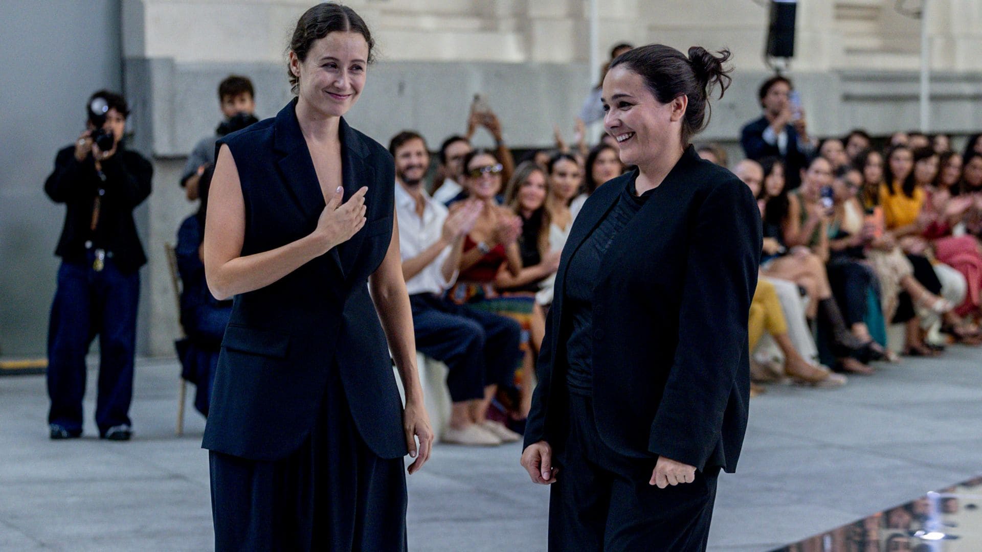 Hablamos con Adriana y Tiziana Domínguez, herederas de Adolfo Domínguez: "Nos encanta que nos apoye la Casa Real"