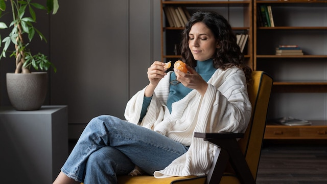 mujer naranja