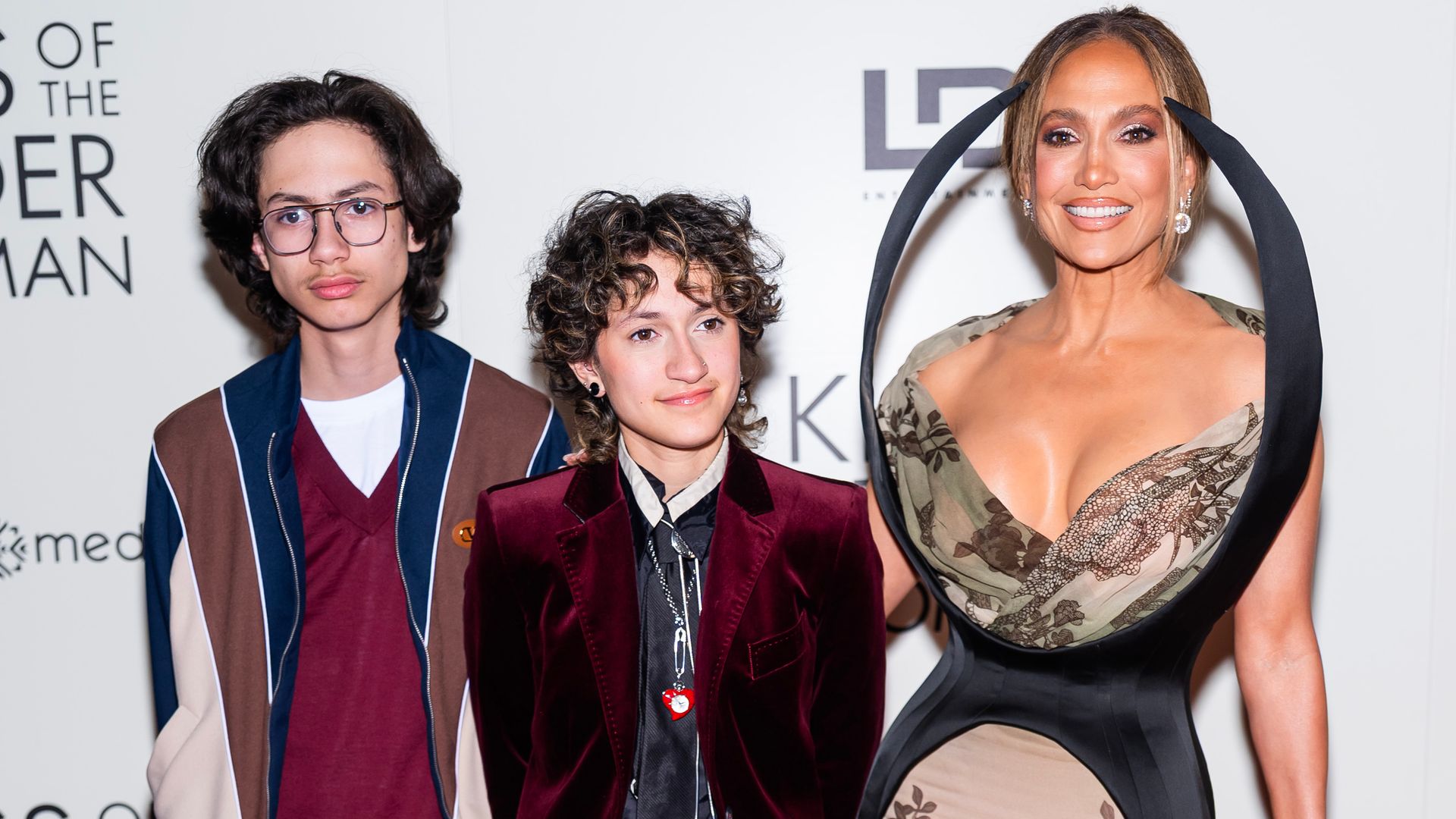 Jennifer Lopez con sus hijos Max y Emme Muniz en la proyección especial de 'Kiss of the Spider Woman, en The Shed, en Nueva York.