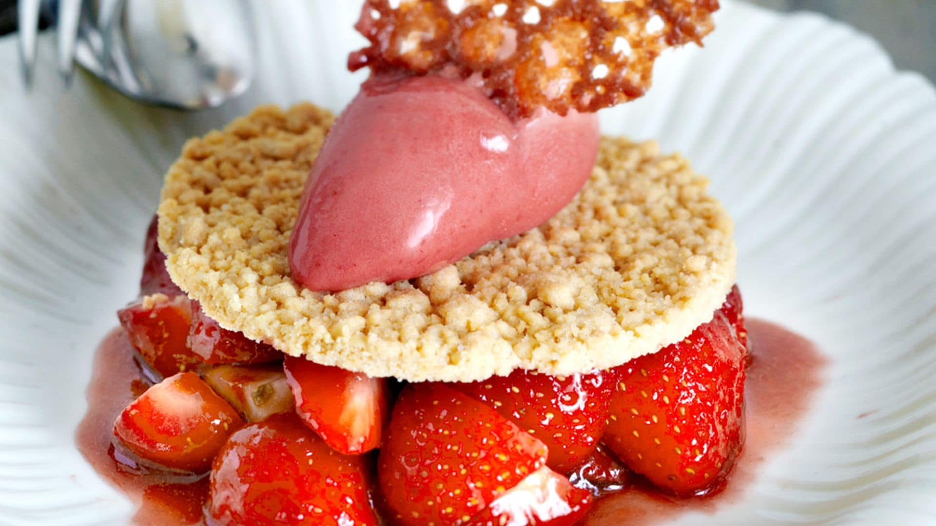 Fresas en almíbar con galleta y helado de frutos rojos