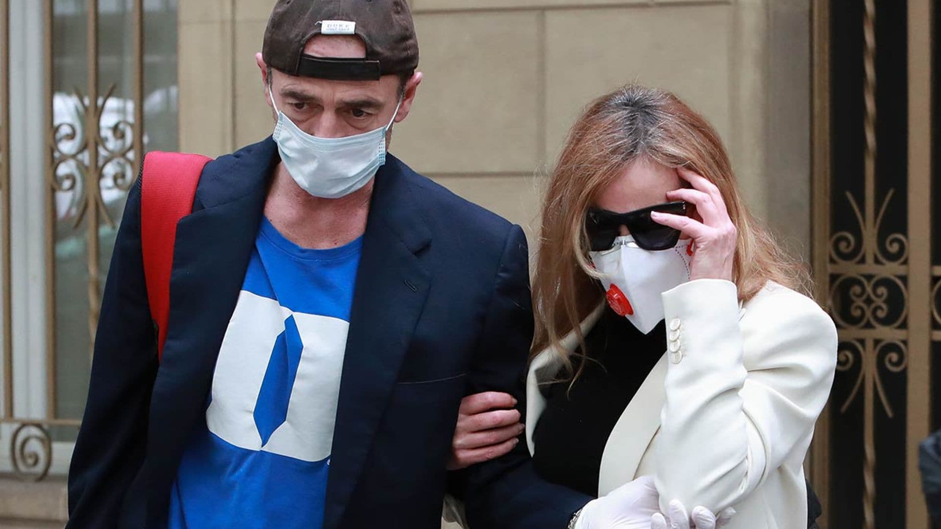 Ana Obregón y Alessandro Lequio dejan Barcelona rotos de dolor y arropados por su familia