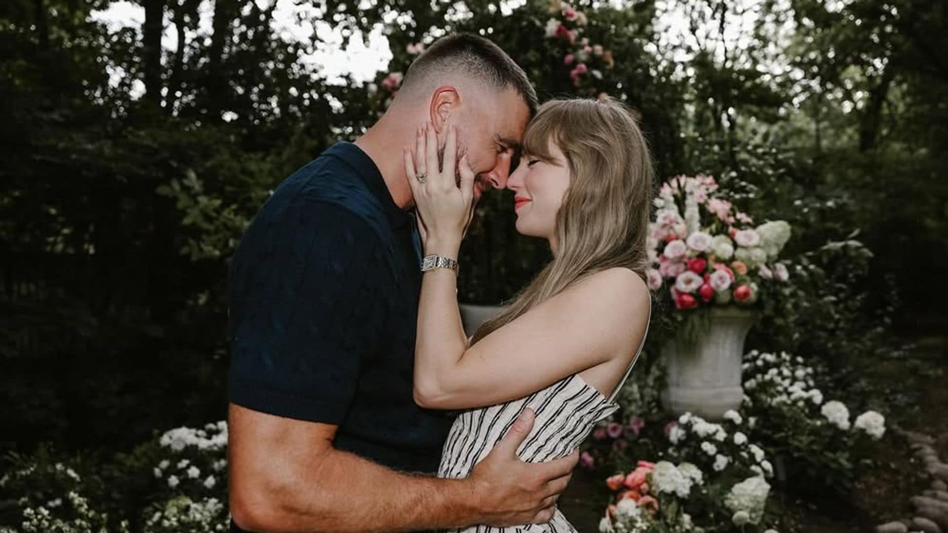 El look de compromiso de Taylor Swift con Travis Kelce: romántico, vintage y con guiños a Lover