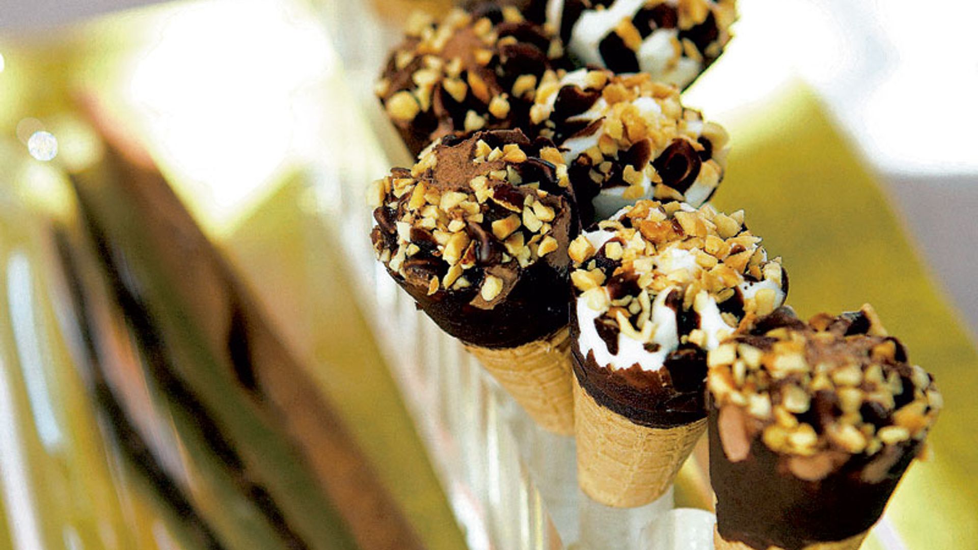 Cornetes de chocolate y nata con avellanas