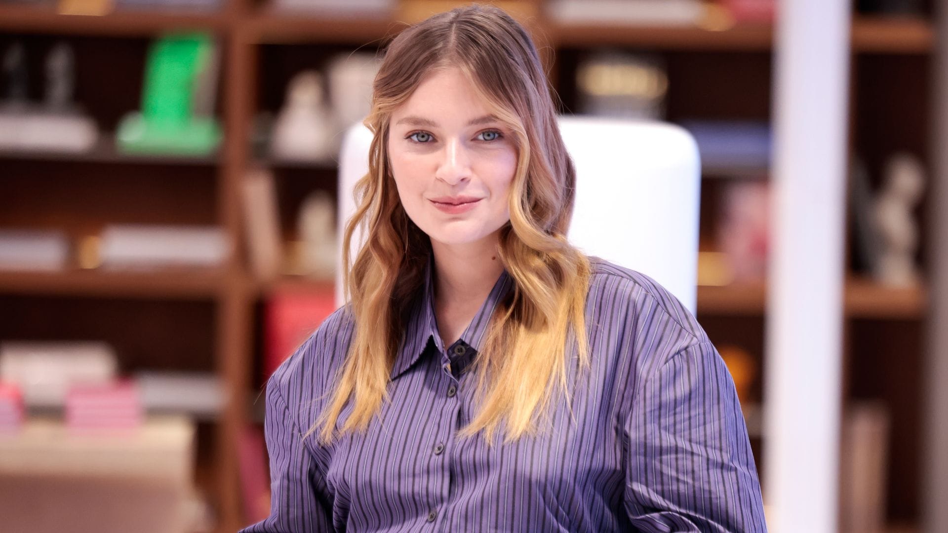 Hablamos con Camille Razat, de 'Emily in Paris', sobre belleza auténtica, sus deseos para 2025 y lo raro que le resulta ser icono de estilo