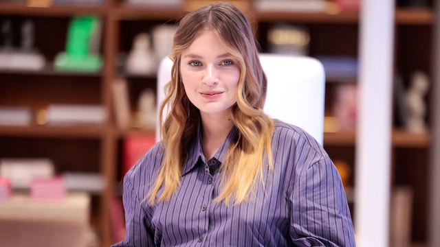 Camille Razat presenta Authentic Beauty Concept en Madrid con camisa de rayas