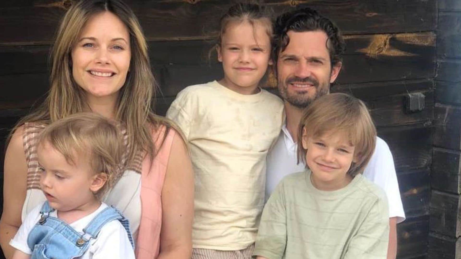 Carlos Felipe, Sofia de Suecia y sus tres hijos celebran el verano con calcomanías y su imagen más relajada