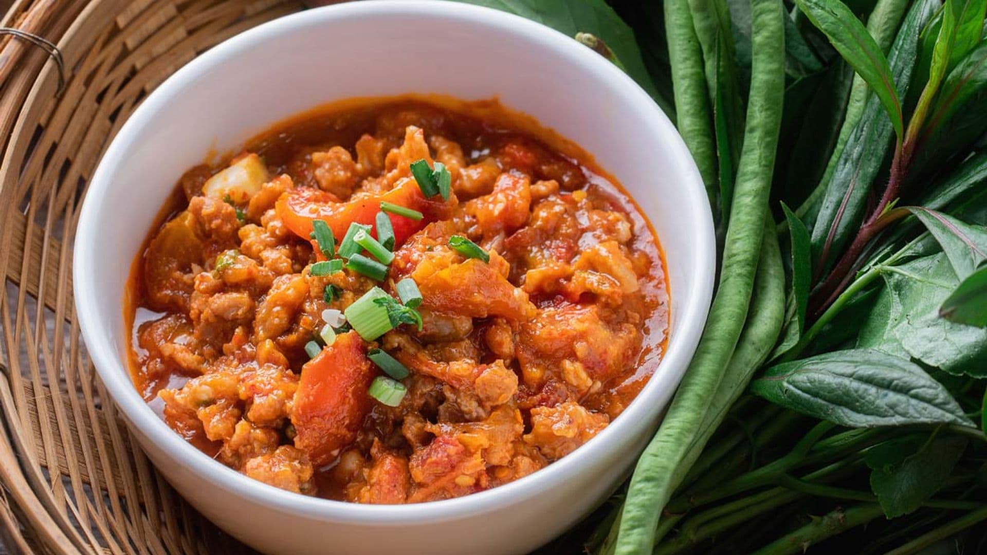 Carne de cerdo picante (Nam prik ong)