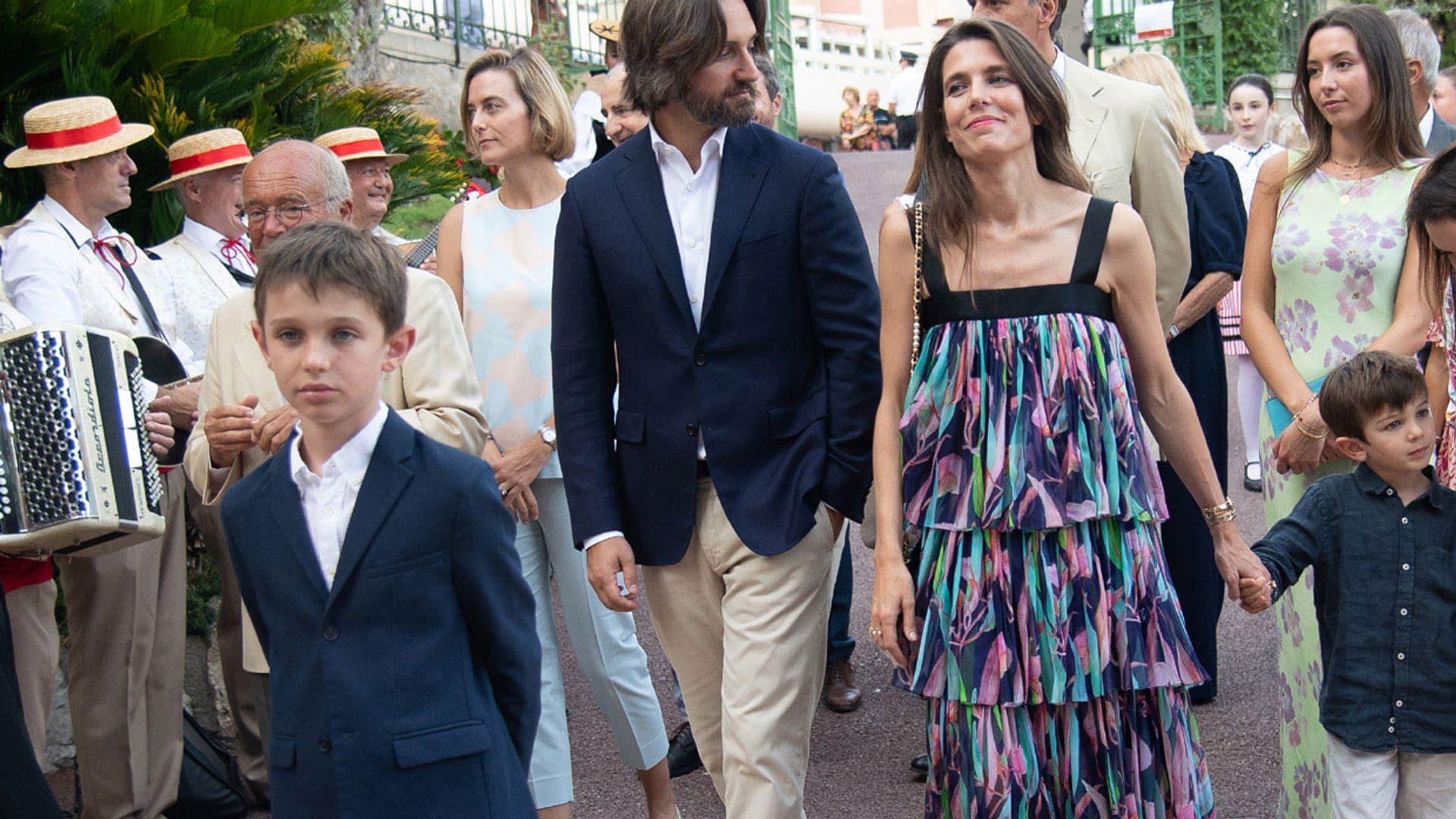 Carlota Casiraghi sorprende en el tradicional pícnic de Mónaco con un lujoso vestido tropical de volantes