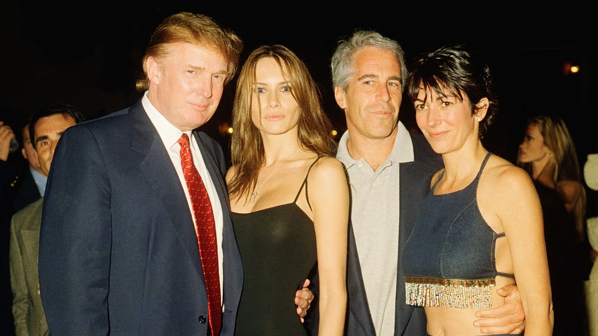 Donald Trump, Melania Knauss, Jeffrey Epstein y Ghislaine Maxwell posan juntos en el club Mar-a-Lago en Florida en el año 2000
