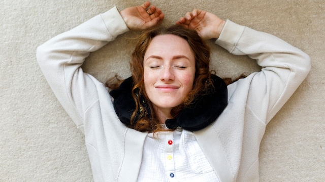 mujer respirando y sonriendotumbada sobre en el suelo 