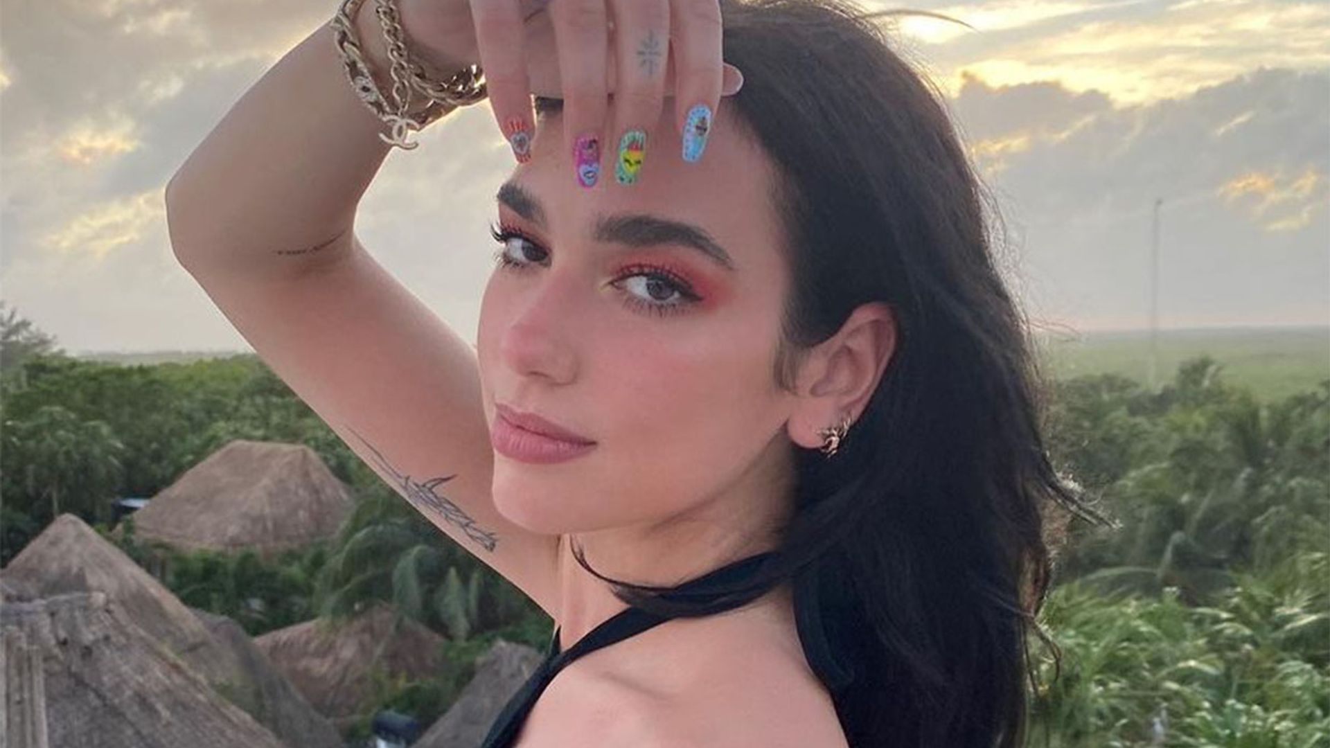 El romántico posado de Dua Lipa y Anwar (con guiño a un vestido de Hailey Baldwin)