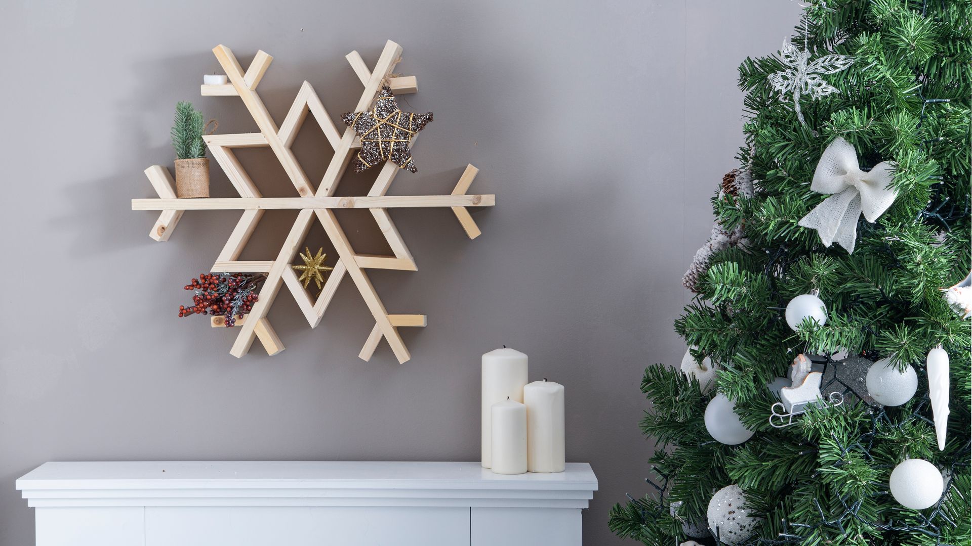 adorno de madera con forma de copo de nieve