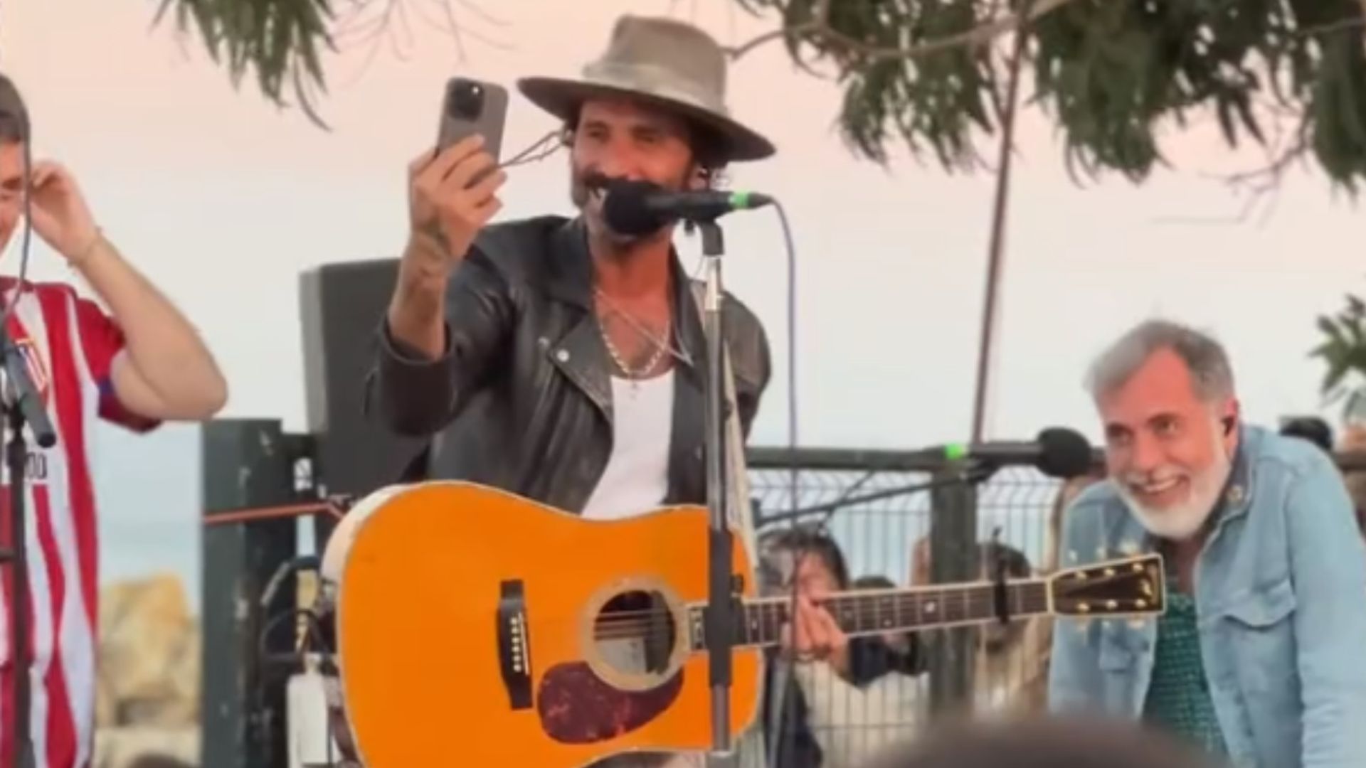 El momentazo de Leiva llamando a Iván Ferreiro en su último concierto para darle una sorpresa