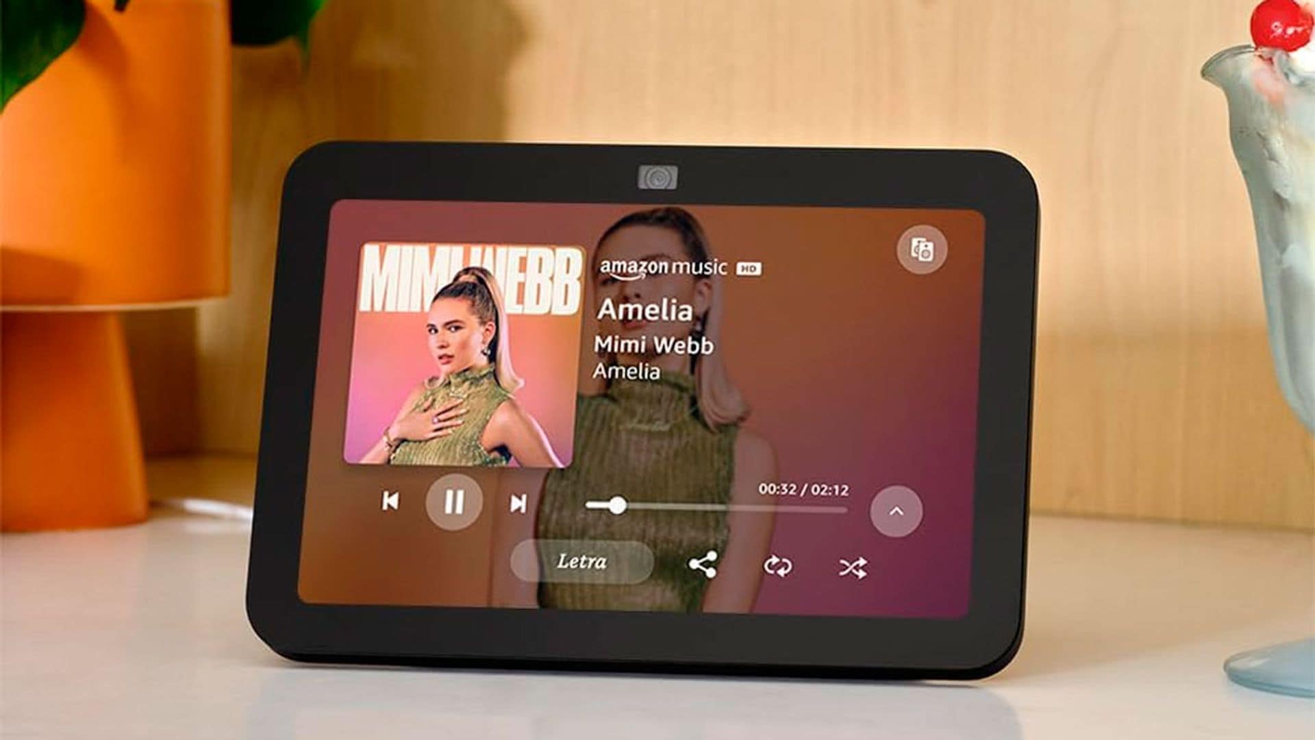 Un Echo Show 8 en una encimera reproduciendo música