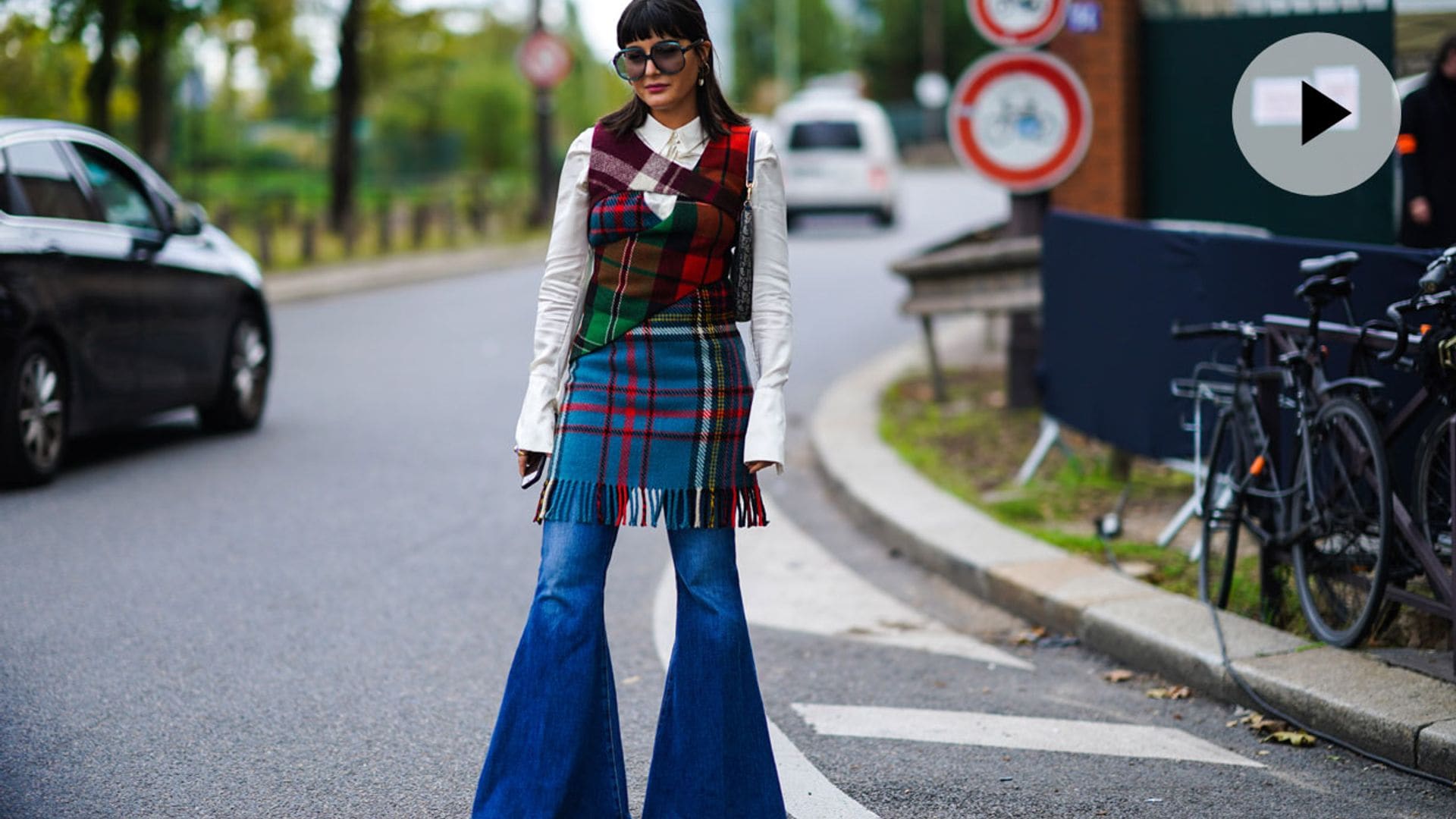 ¿Falda y pantalón en un mismo look? Es posible hacerlo sin caer en los errores de la moda Y2K
